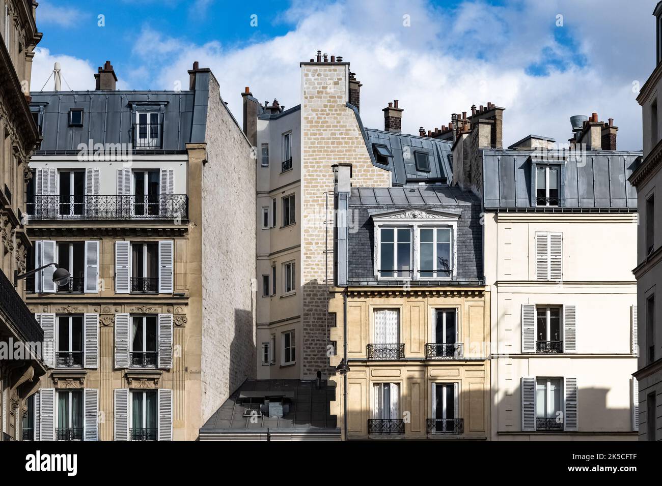 Paris, schönes Gebäude in einem luxuriösen Viertel, typische Haussmann-Fassaden Stockfoto