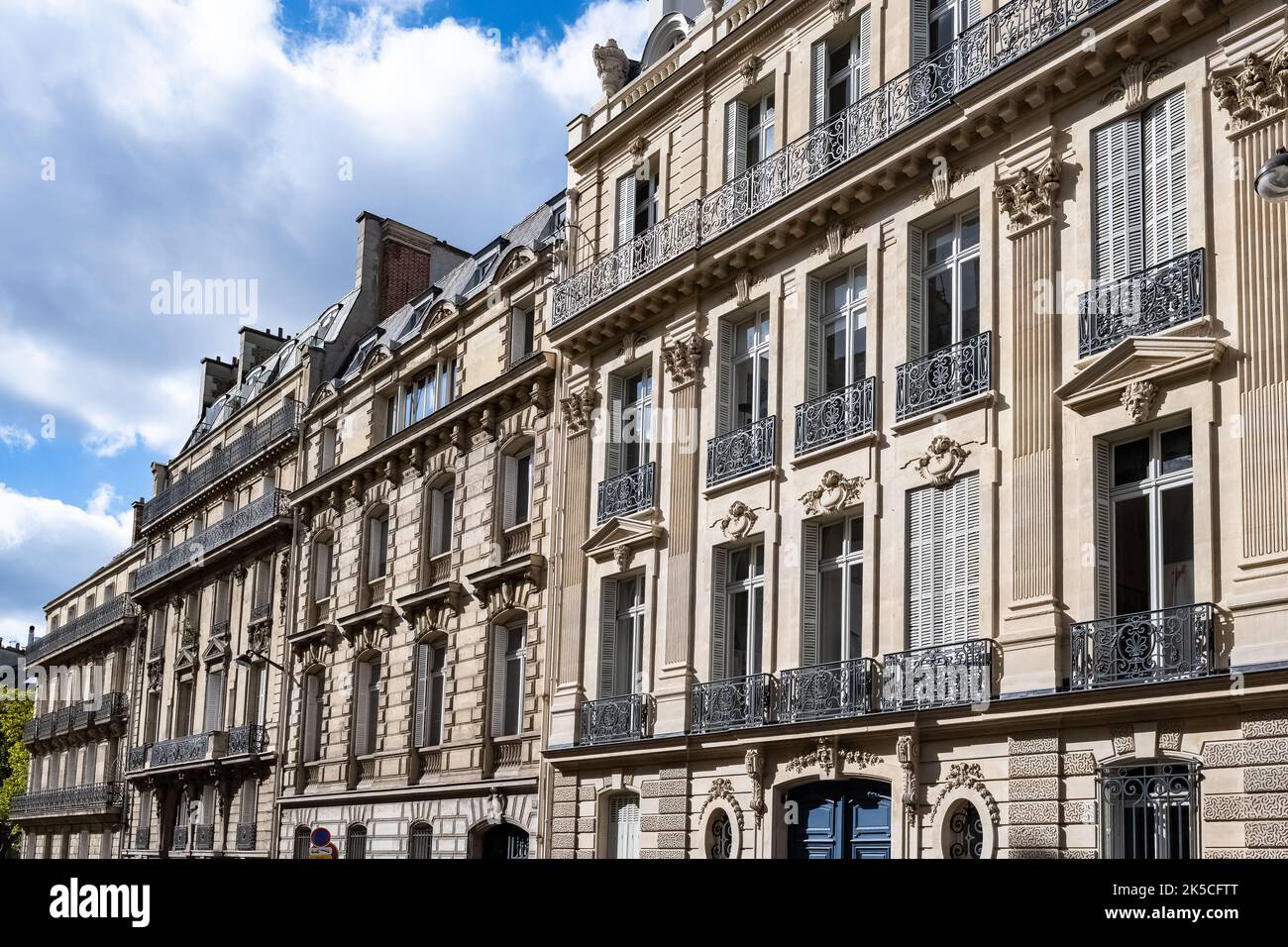 Paris, schönes Gebäude in einem luxuriösen Viertel, typische Haussmann-Fassaden Stockfoto