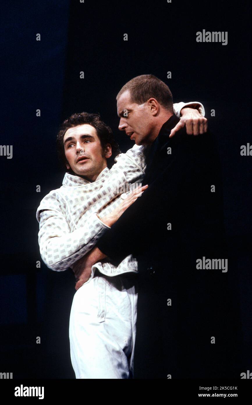 Letzte Szene, Hamlet wird tödlich verwundet - l-r: Mark Rylance (Hamlet), Jack Ellis (Horatio) in HAMLET von Shakespeare bei der Royal Shakespeare Company (RSC), Barbican Theatre, London EC2 23/11/1989 Musik: Claire van Kampen Design: Antony McDonald Beleuchtung: Thomas Webster Kämpfe: Alexis Denisof Regie: Ron Daniels Stockfoto