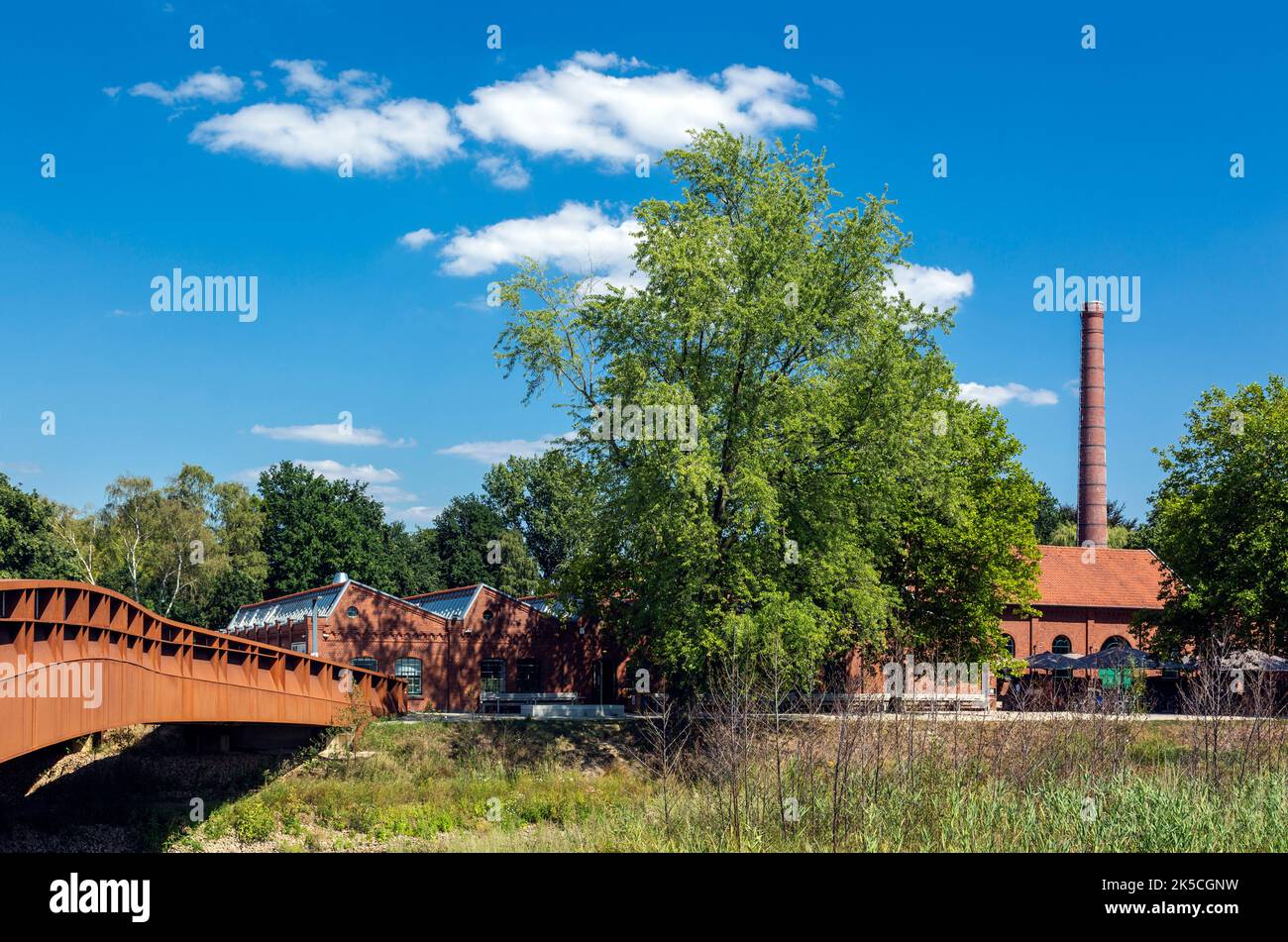 Deutschland, Bocholt, Niederrhein, Westmuensterland, Münsterland, Westfalen, Nordrhein-Westfalen, NRW, LWL Industriemuseum Textilwerk Bocholt, Museumsfabrik Landschaftsverband Westfalen-Lippe, Weberei, Industriebau, Fabrikschornstein, Bocholter AA Flusslandschaft Stockfoto