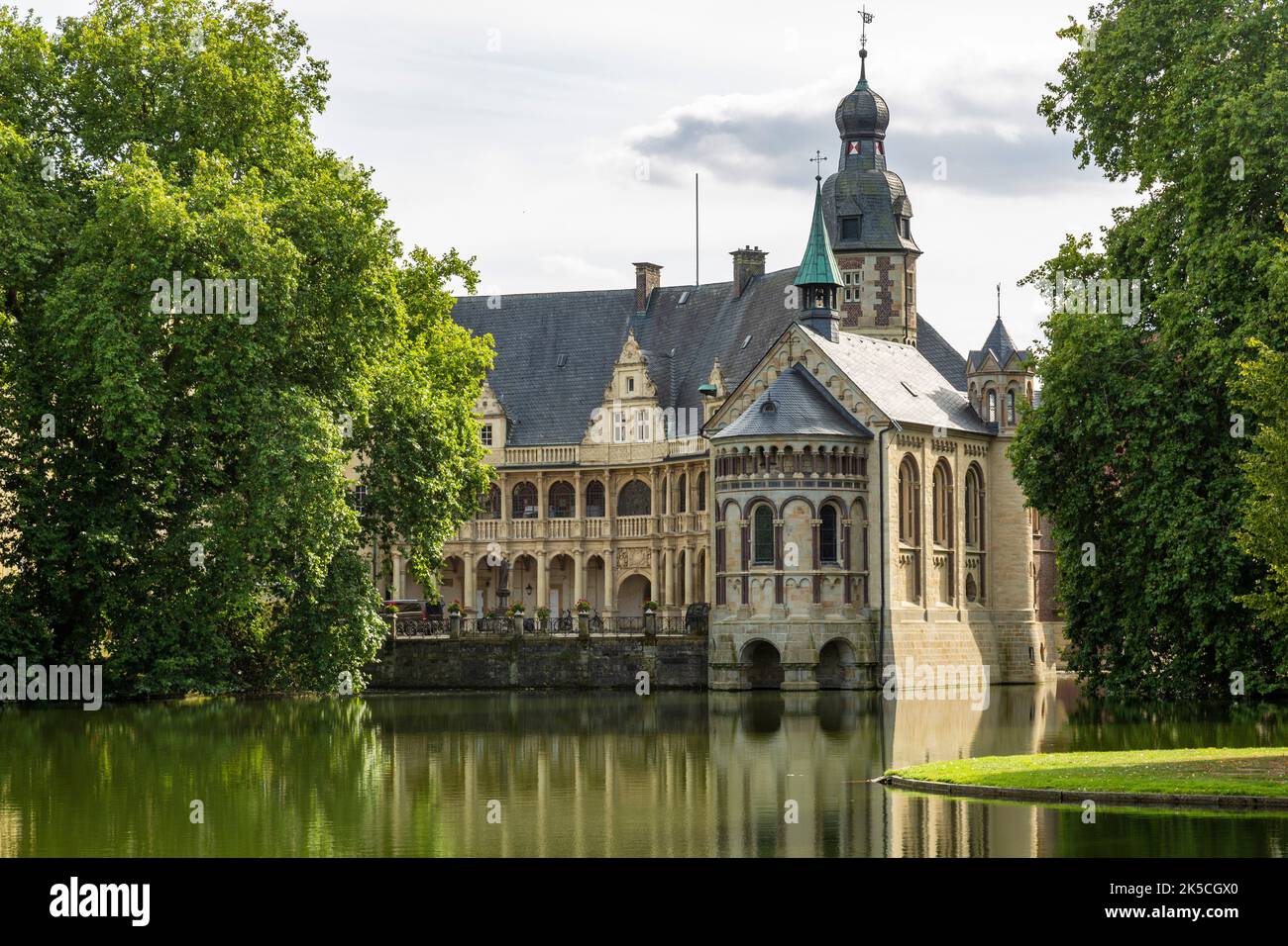 Deutschland, Rosendahl, Baumberge, Westmünsterland, Münsterland, Westfalen, Nordrhein-Westfalen, Rosendahl-Darfeld, Schloss Darfeld, ehemaliger Rittersitz, Wasserburg, Graben, Gräber, Arkadenhof und Burgkapelle Stockfoto