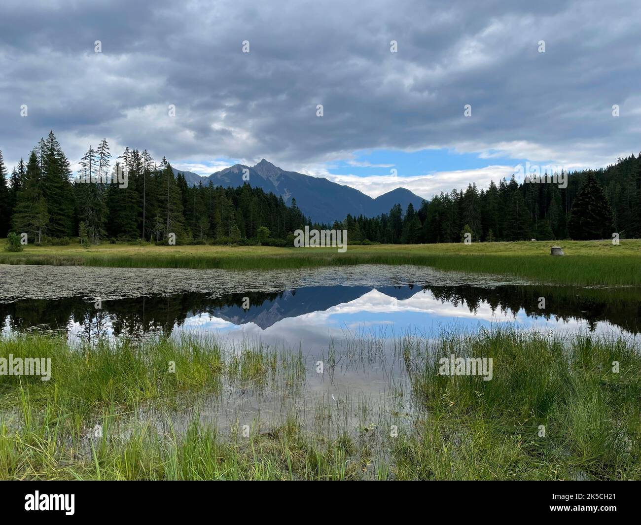 Blick über den Wildmoossee zur Reither- und Seefelder Spitze, Reflexion, Panorama, Wandern, Biken, Natur, Berge, blauer Himmel, Aktivität, Karwendelgebirge, Wettersteingebirge, Leutasch, Mösern, Reith, Scharnitz, Tiroler Hochplateau, Seefeld, Tirol, Österreich Stockfoto