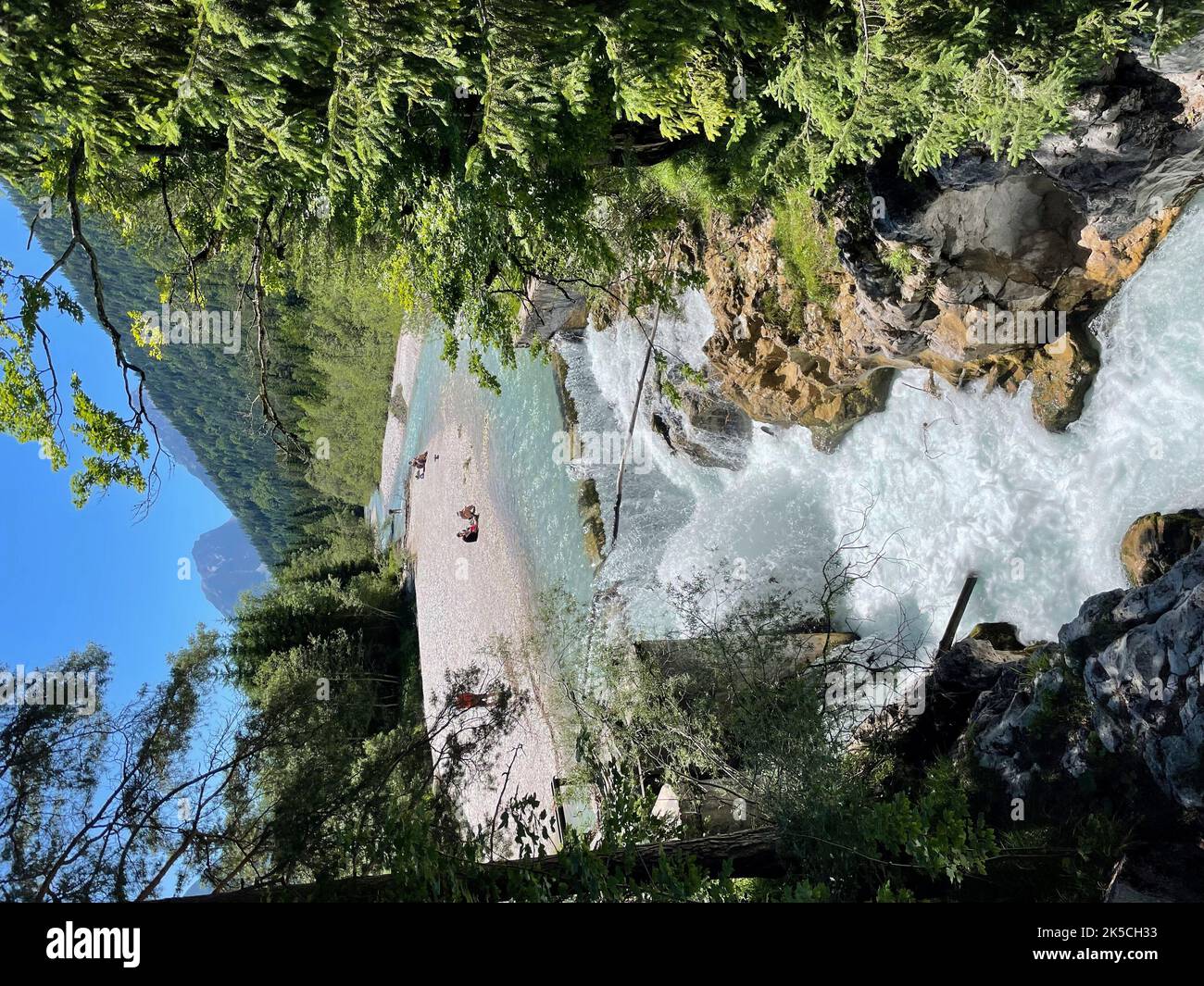 Blick von der Klammbrücke auf die Leutascher Ache, Wasserfall, im Hintergrund Gehrenspitze, Wandern, Biken, Natur, Berge, Fluss, blauer Himmel, Aktivität, Karwendelgebirge, Wettersteingebirge, Seefeld, Mösern, Reith, Scharnitz, Tirols Hochplateau, Leutasch, Tirol, Österreich Stockfoto