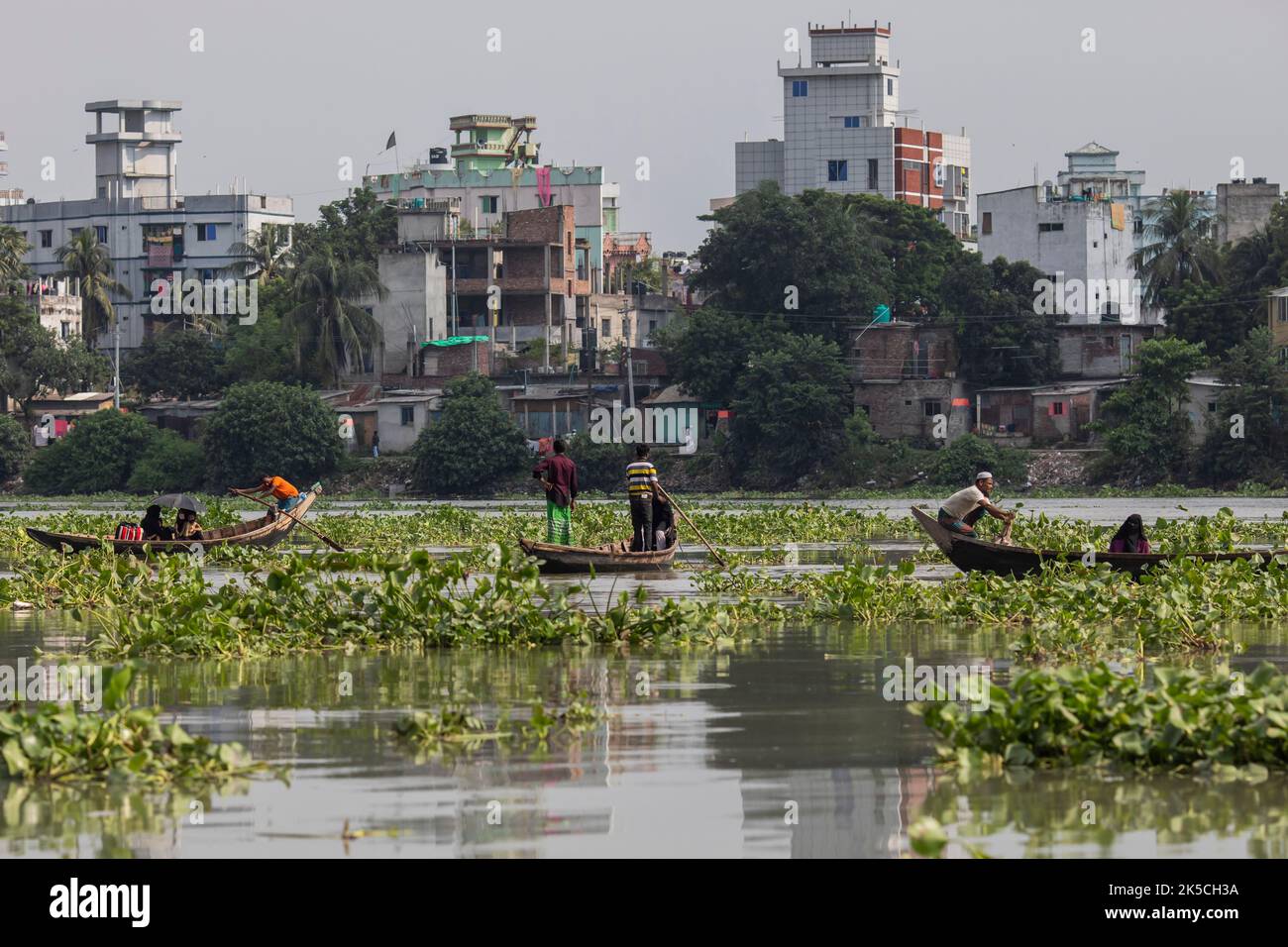 Dhaka, Bangladesch. 07. Oktober 2022. In Dhaka überqueren die Menschen den geschäftigen Buriganga-Fluss mit Booten. (Foto: Sazzad Hossain/SOPA Images/Sipa USA) Quelle: SIPA USA/Alamy Live News Stockfoto