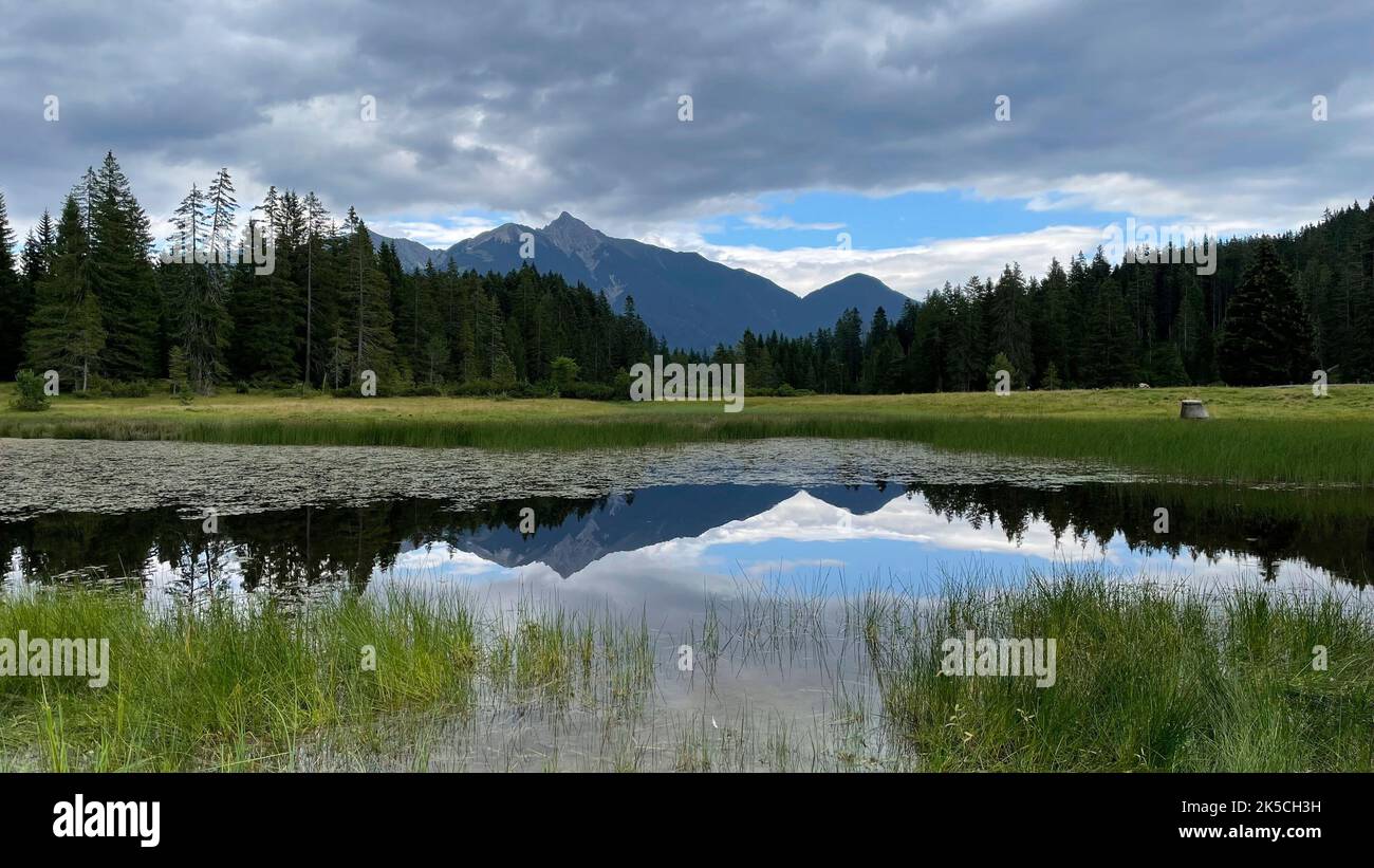 Blick über den Wildmoossee zur Reither- und Seefelder Spitze, Reflexion, Panorama, Wandern, Biken, Natur, Berge, blauer Himmel, Aktivität, Karwendelgebirge, Wettersteingebirge, Leutasch, Mösern, Reith, Scharnitz, Tiroler Hochplateau, Seefeld, Tirol, Österreich Stockfoto