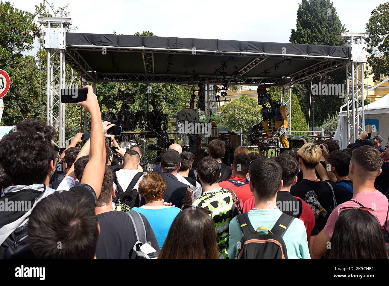 Rom, Italien. 07. Oktober 2022. Robot Rock Band tritt während der Ausgabe 10. von Maker Faire, der größten europäischen Veranstaltung für Innovation, auf. Kredit: SOPA Images Limited/Alamy Live Nachrichten Stockfoto