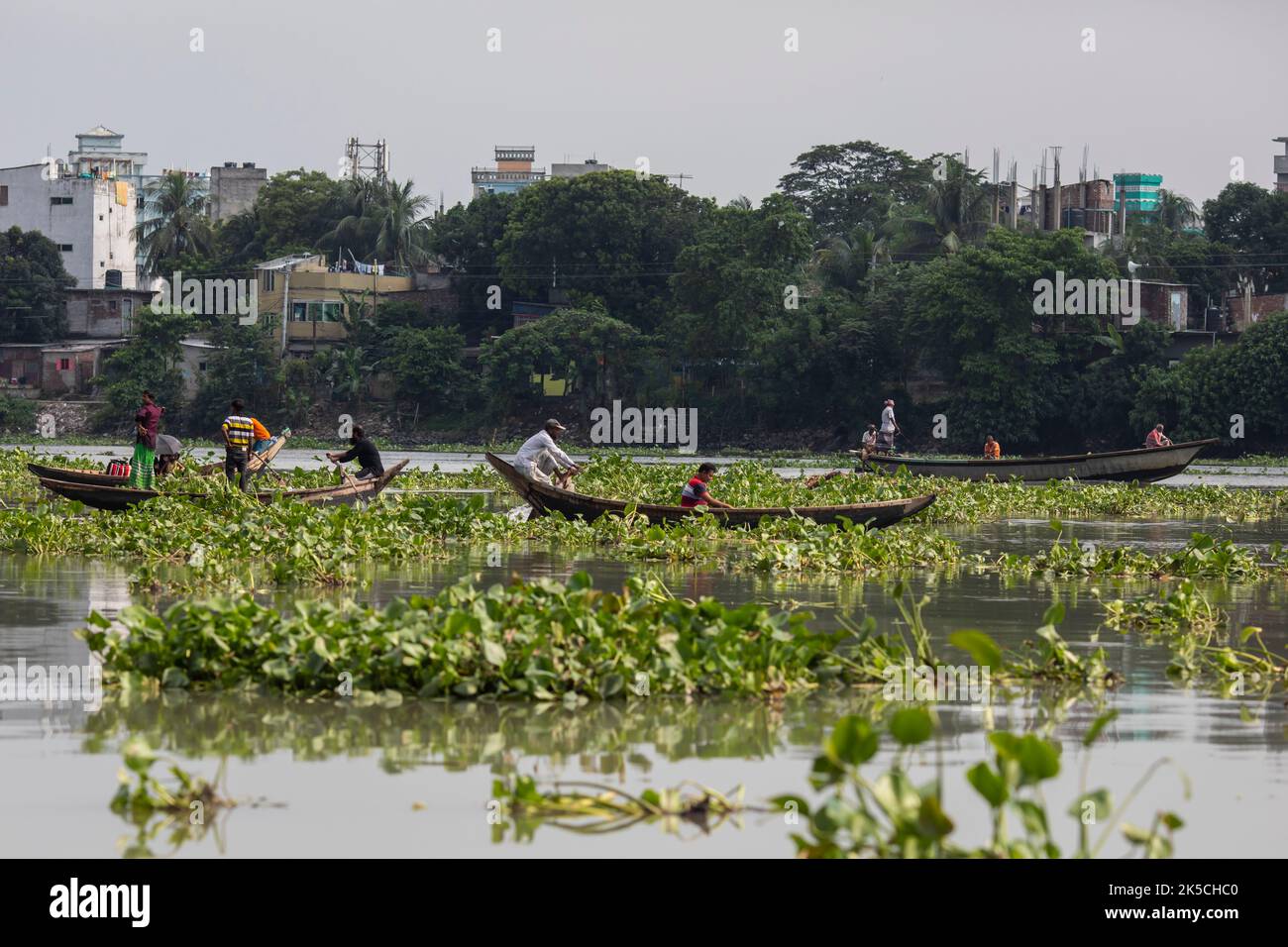 Dhaka, Bangladesch. 7. Oktober 2022. In Dhaka überqueren die Menschen den geschäftigen Buriganga-Fluss mit Booten. (Bild: © Sazzad Hossain/SOPA Images via ZUMA Press Wire) Stockfoto