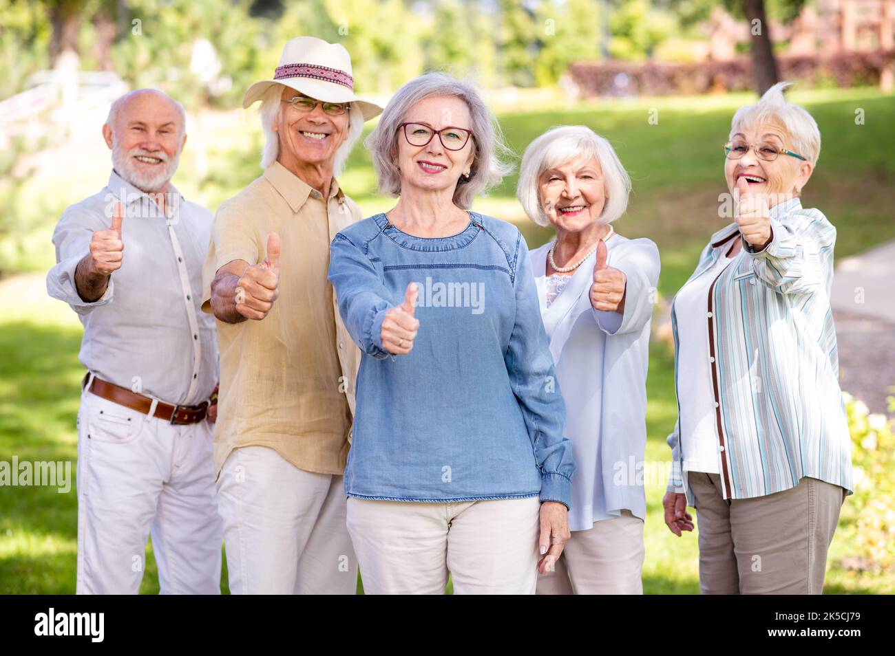 Gruppe glücklicher älterer Menschen, die sich im Park im Freien verbinden - Alte im Alter von 60, 70, 80 Jahren, die Spaß haben und Zeit miteinander verbringen, Konzepte über Stockfoto