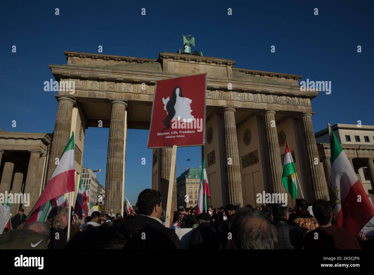 Berlin, Deutschland. 07. Oktober 2022. Am 7. Oktober 2022 versammelten sich Demonstranten vor dem Brandenburger Tor in Berlin, um sich solidarisch mit den Protesten im Iran zu zeigen. Die Demonstranten protestierten gegen das Mullah-Regime im Iran und drückten ihre Trauer über den Tod von Mahsa Amini aus. Die Demonstranten gingen auch auf die Straße gegen staatliche Gewalt und unzureichende Frauenrechte im Iran. (Foto: Michael Kuenne/PRESSCOV/Sipa USA) Quelle: SIPA USA/Alamy Live News Stockfoto