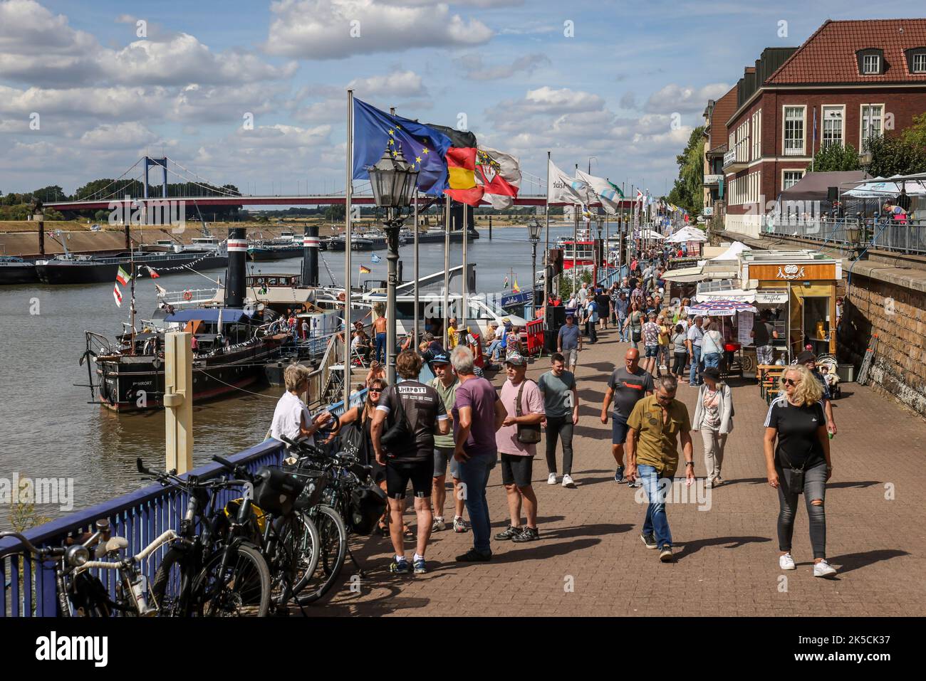 Duisburg, Nordrhein-Westfalen, Deutschland - Hafenfest in Duisburg Ruhrort, linkes Museumsschiff Oskar Huber. Stockfoto