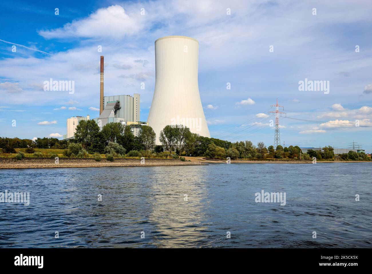 Duisburg, Nordrhein-Westfalen, Deutschland - STEAG Steinkohlekraftwerk Walsum am Rhein mit geringem Wasserverbrauch. Stockfoto