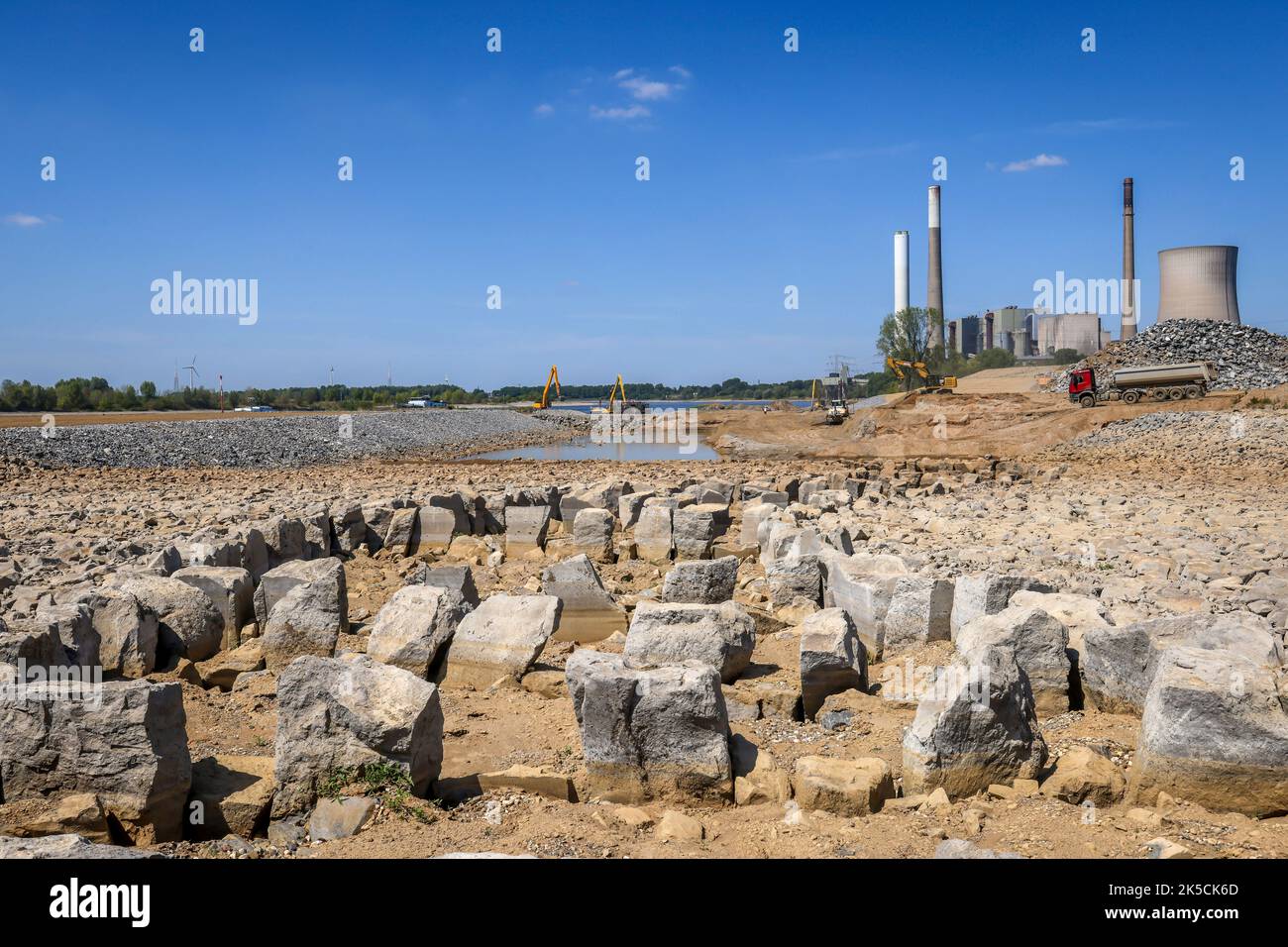 Dinslaken, Voerde, Nordrhein-Westfalen, Deutschland - Emschermündung in den Rhein. Baustelle der neuen Emscher-Mündung vor dem stillgelegten STEAG-Kohlekraftwerk Voerde. Die Entladung der Emscher in den Rhein wird von Dinslaken nach Voerde verlegt, fast 500 Meter nördlich. Stockfoto