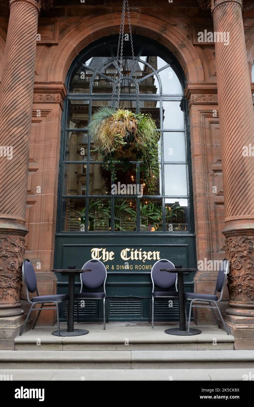 Sitzplätze vor der Bar und den Speisesälen von „The „The“ in St., Vincent Place, Glasgow, Schottland, Großbritannien Stockfoto