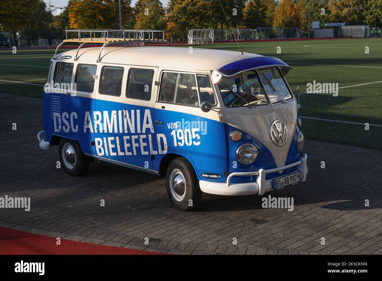 Bielefeld, Deutschland. 07. Oktober 2022. Fußball: 2. Bundesliga, Arminia Bielefeld - Karlsruher SC, Matchday 11 in der Schüco Arena. Vor dem Stadion steht ein historischer Volkswagen-Van (T1) in Bielefelds Vereinsfarben. Credit: Friso Gentsch/dpa - Nutzung nur nach schriftlichem Vereinbarung mit der dpa/Alamy Live News Stockfoto