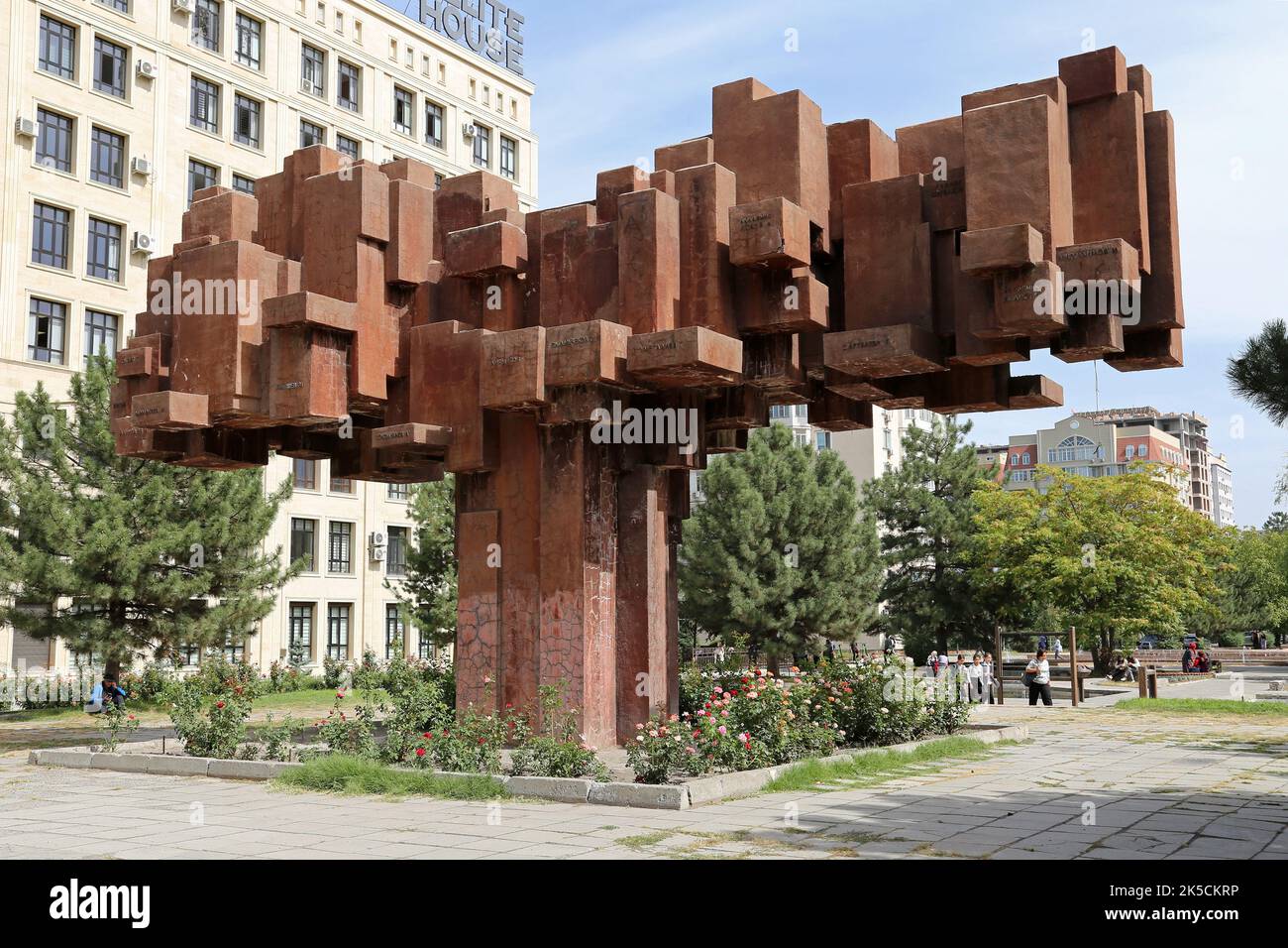 "Väter der Nation" (Turgunbay Sadykov, 1995), Ryskulov Street, Bishkek, Region Bishkek City, Kirgisistan, Zentralasien Stockfoto