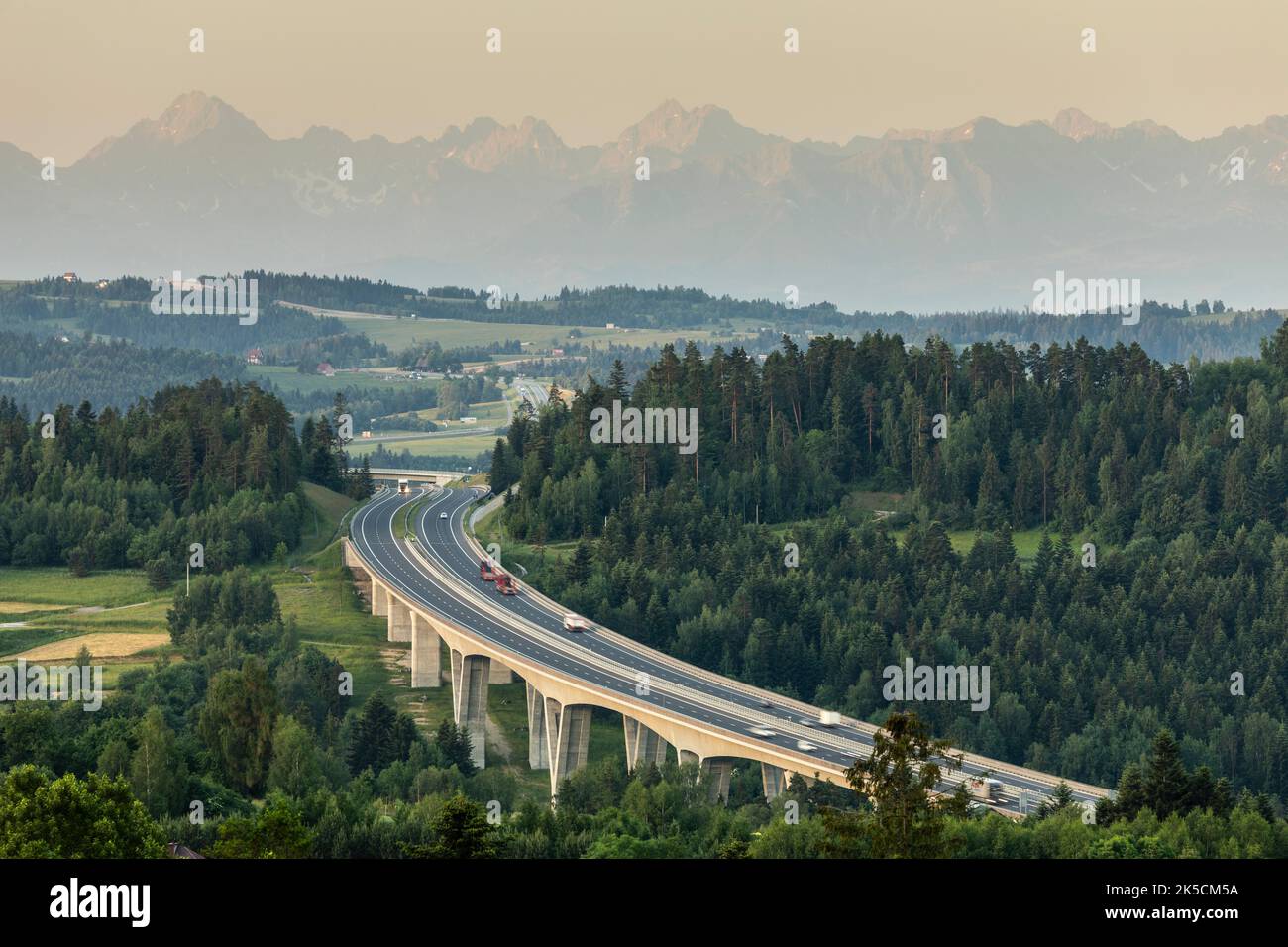 Europa, Polen, Kleinpolen, Tatra mit der Zakopianka-Straße in Skomielna Biala, Zakopianka-Straße Nr. E7 Stockfoto