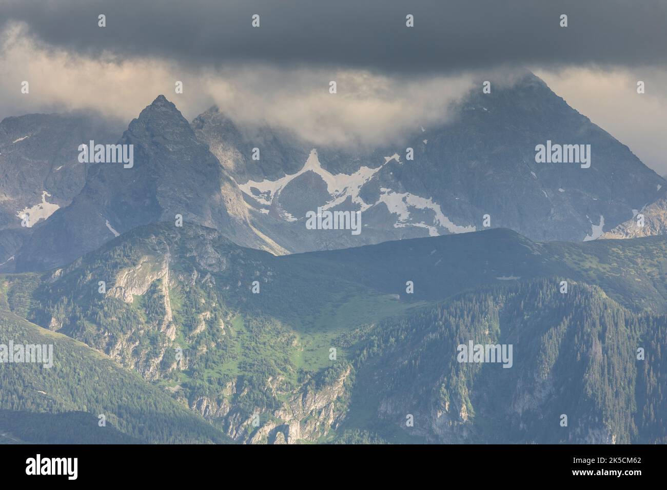 Europa, Polen, Kleinpolen, Tatra, Koscielec und Orla PERC, Blick vom Dorf Zab Stockfoto