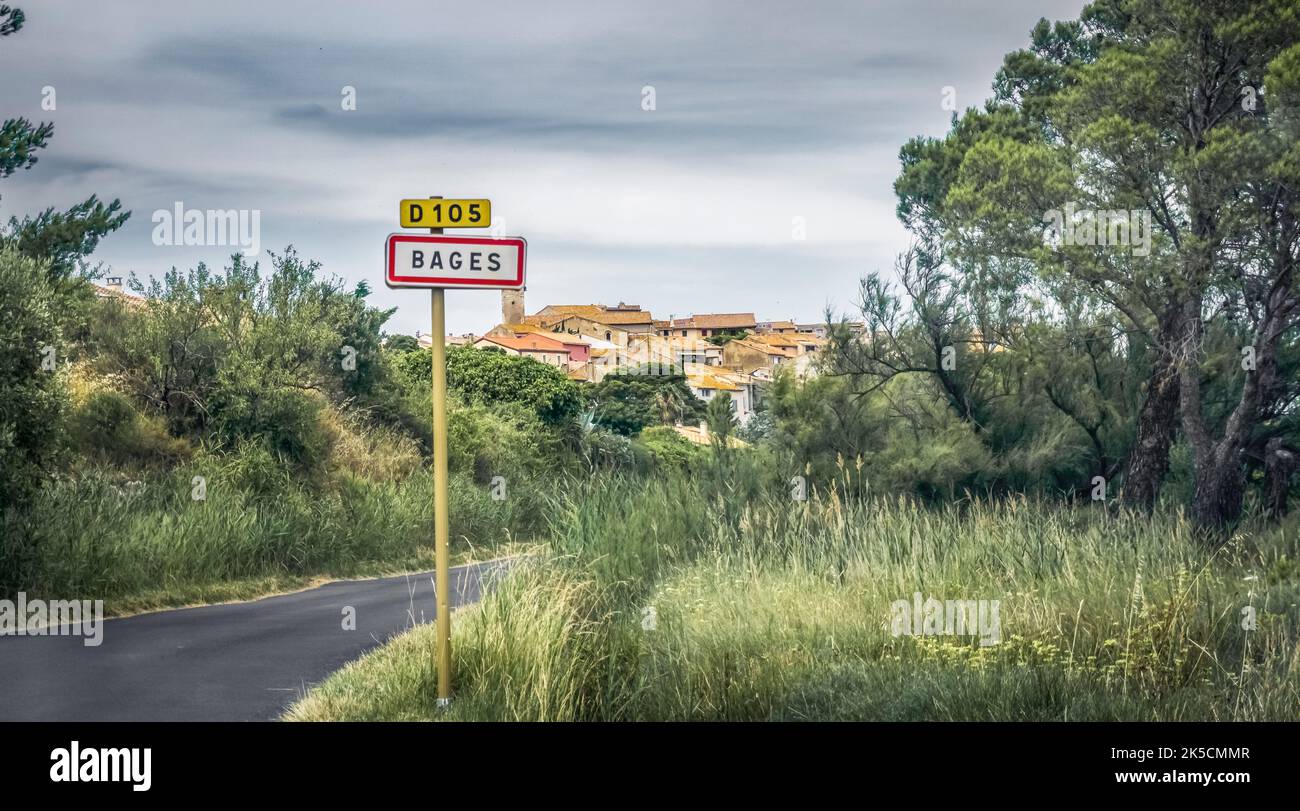 Ortsname Zeichen von Bages. Die Gemeinde liegt im Regionalen Naturpark Narbonnaise en Mediterranee. Stockfoto
