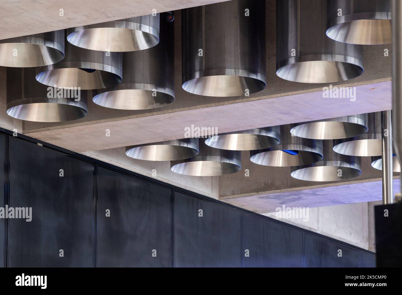 Detailansicht der Beleuchtungs-Trommeln. Tottenham Court Road Crossrail Station, London, Großbritannien. Architekt: Hawkins Brown Architects LLP, 2022. Stockfoto