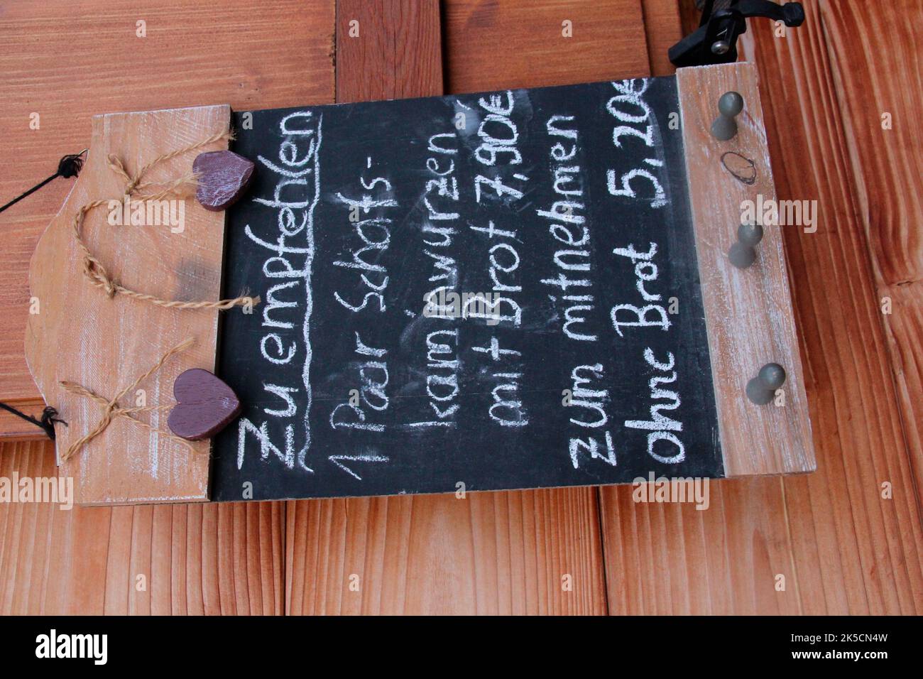 Verkaufsschild auf der Rehbergalm, Alp, Angebot, Pension, Almhütte, Deutschland, Bayern, Werdenfelser Land, Mittenwald Stockfoto