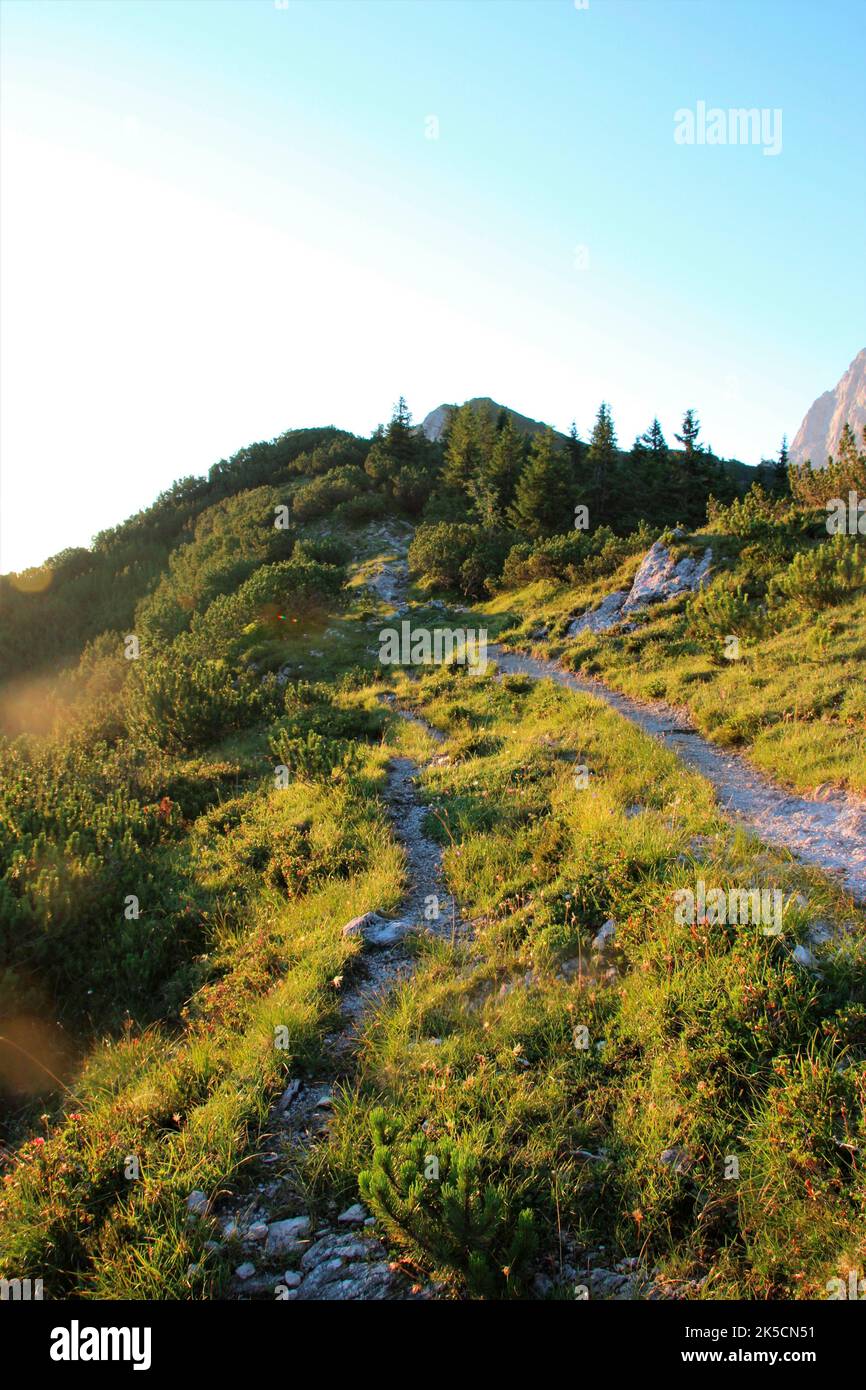 Wanderung zum Wörner Sattel, Karwendelgebirge, Wanderweg, Klettern, Natur, Berge, Sonne, Mittenwald, Oberbayern, Alpenwelt Karwendel, Deutschland, Sonnenaufgang Stockfoto