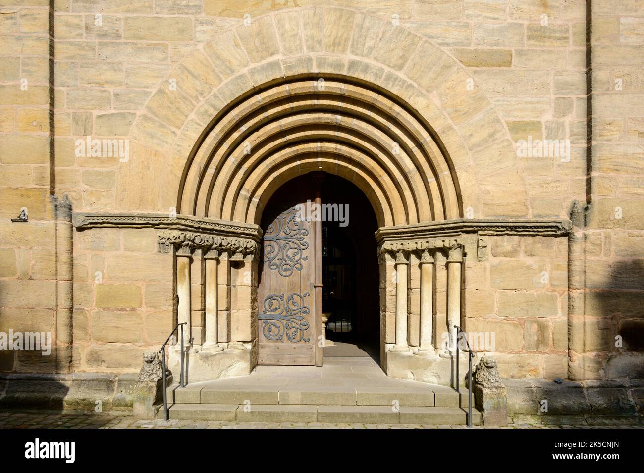 Deutschland, Bayern, Dinkelsbühl, katholische Pfarrkirche St. Georg. Spätromanischer Eingang auf dem Westturm. Stockfoto