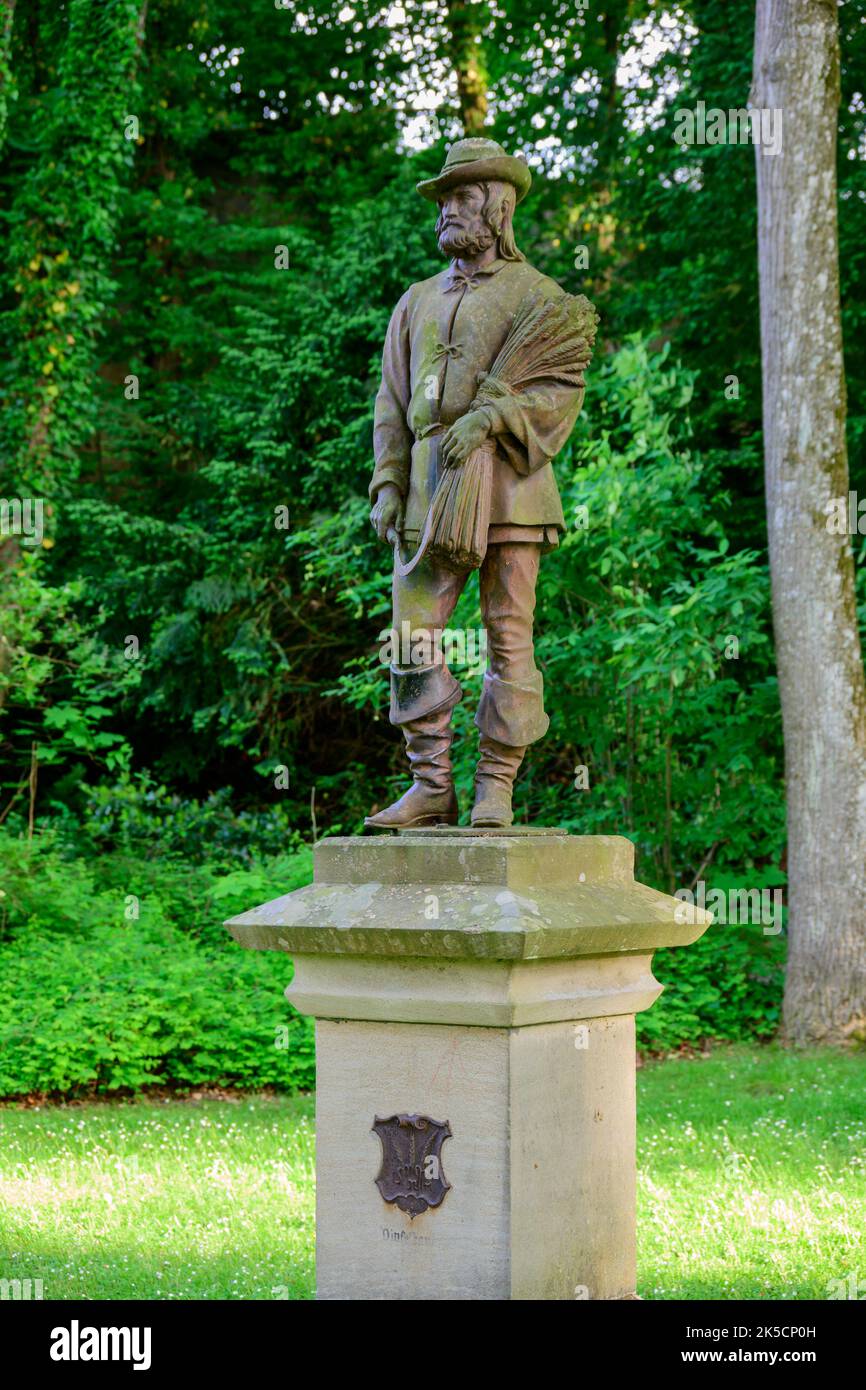 Deutschland, Bayern, Dinkelsbühl, Denkmal der Dinkelbauern lebensgroße Eisenfigur im Stadtpark. Stockfoto