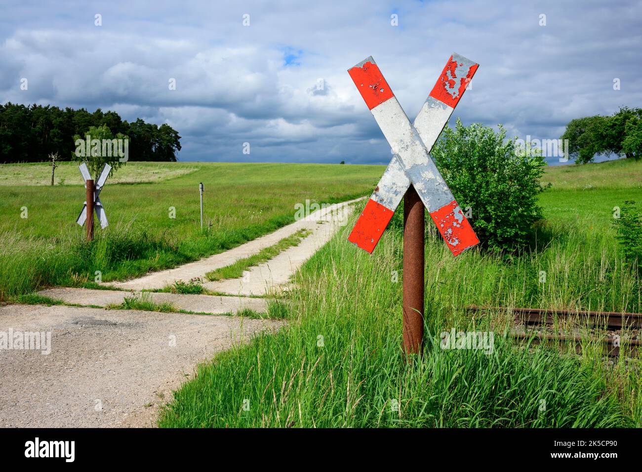 Deutschland, Bayern, alter ungierter Bahnübergang. Stockfoto