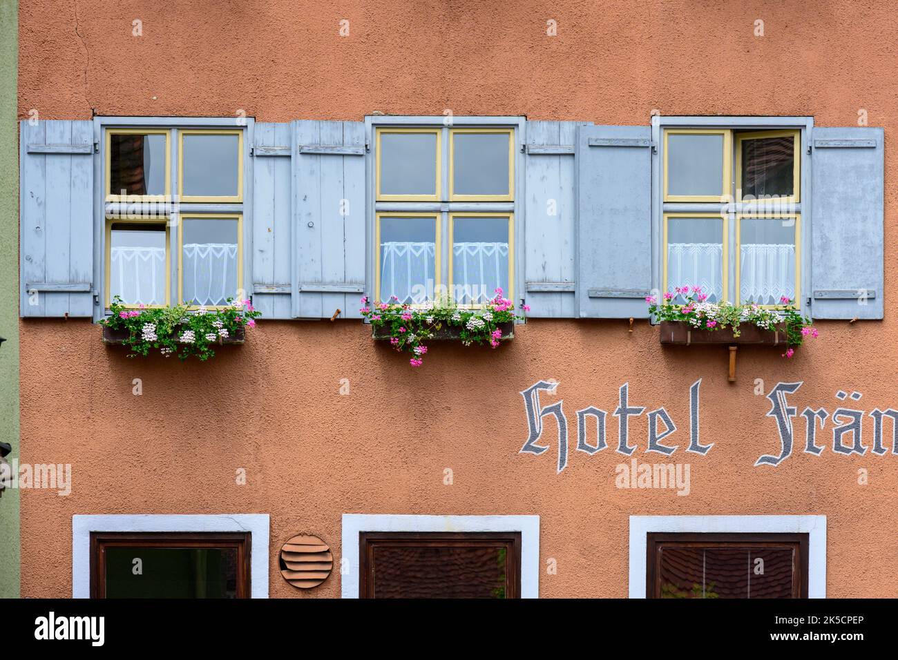 Deutschland, Bayern, Dinkelsbühl, Fenster mit Blumenkästen. Stockfoto