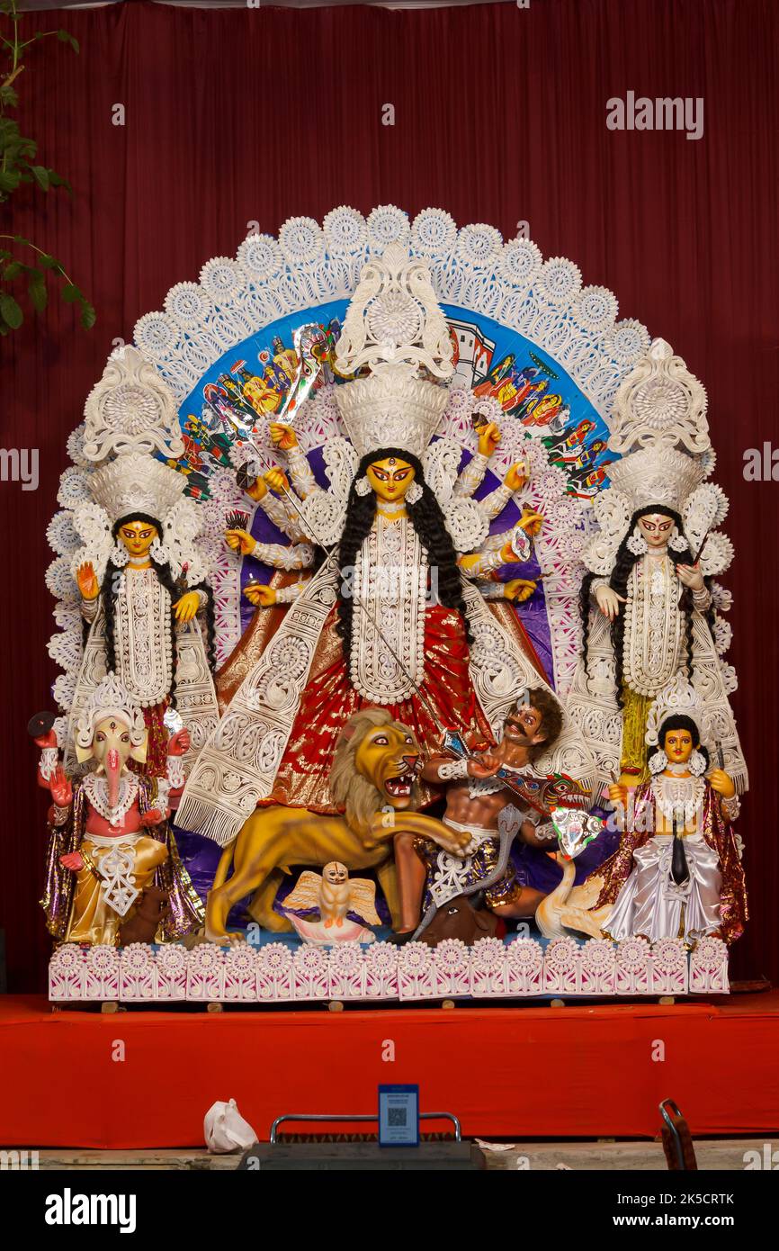 E-Block,Purbachal Durga Puja Samiti,C.R.Park,New Delhi , Dt-1 Oct 2022.A View of Durga Idiol within Puja Pandal Stockfoto