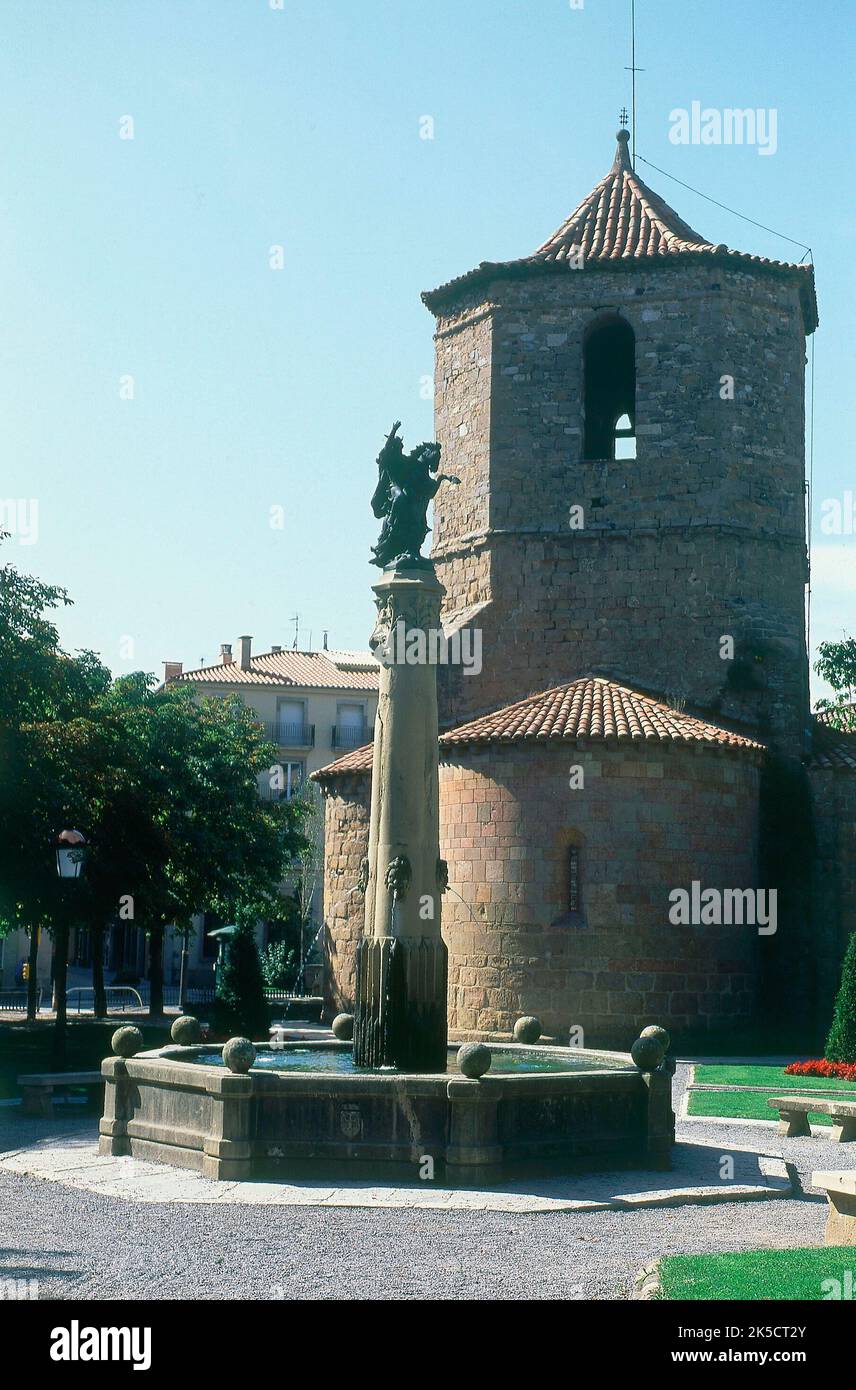 ABSIDE Y TORRE DE LA IGLESIA ROMANICA DEDICADA A SAN JUAN Y SAN PABLO - SIGLO XII - FUENTE POLIGONAL EN LA PLAZA DE JOSEP ANSELM CLAVE. ORT: IGLESIA DE SAN POL. SAN JUAN DE LAS ABADESAS. GERONA. SPANIEN. Stockfoto