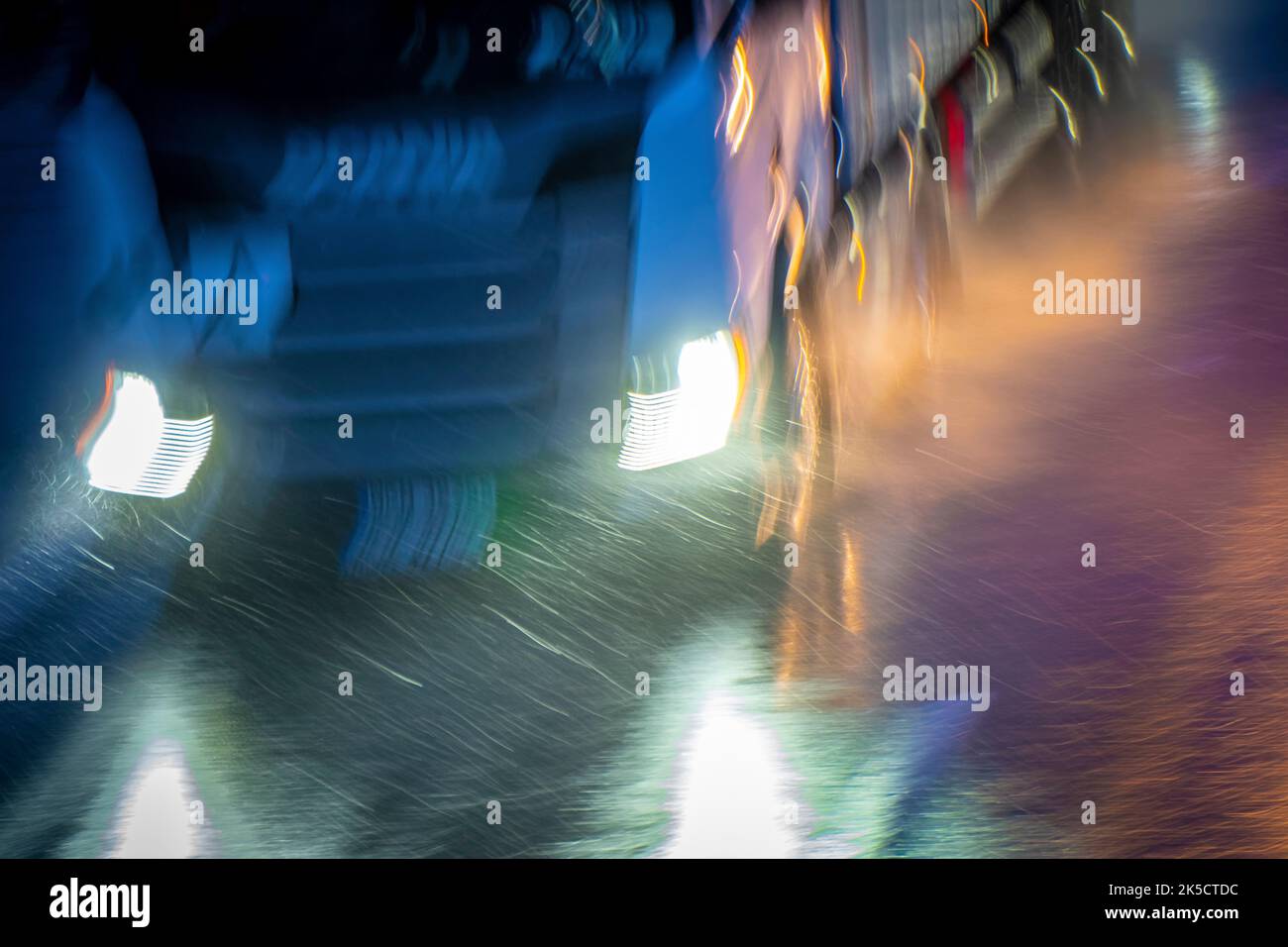 Autobahn bei Regen in der Nacht Stockfoto