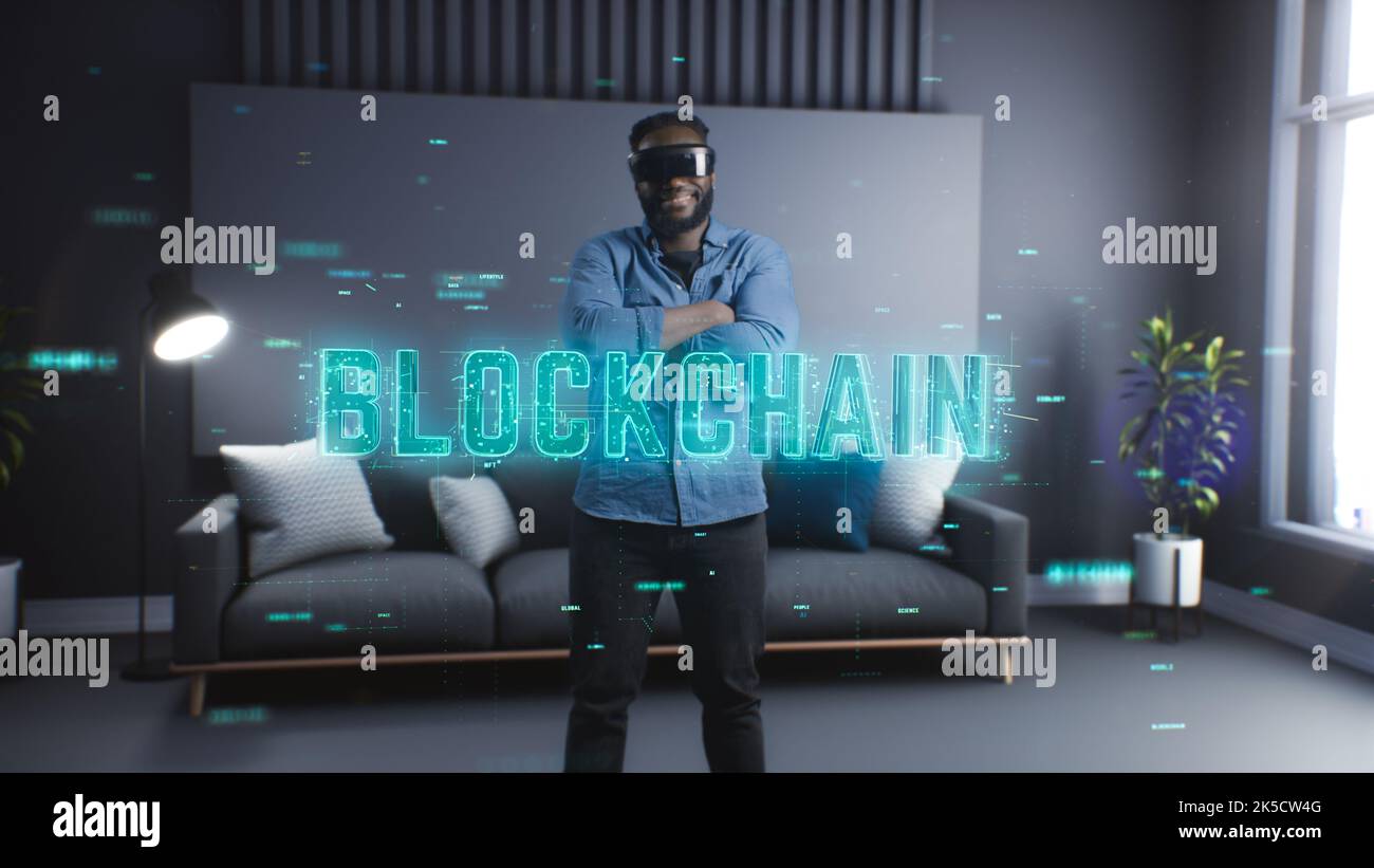 Blockchain-Technologie der Zukunft. Blockchain-System. Freudige männliche Nutzer von Virtual Reality-Brille. 3D Beschriftung Blockchain Stockfoto