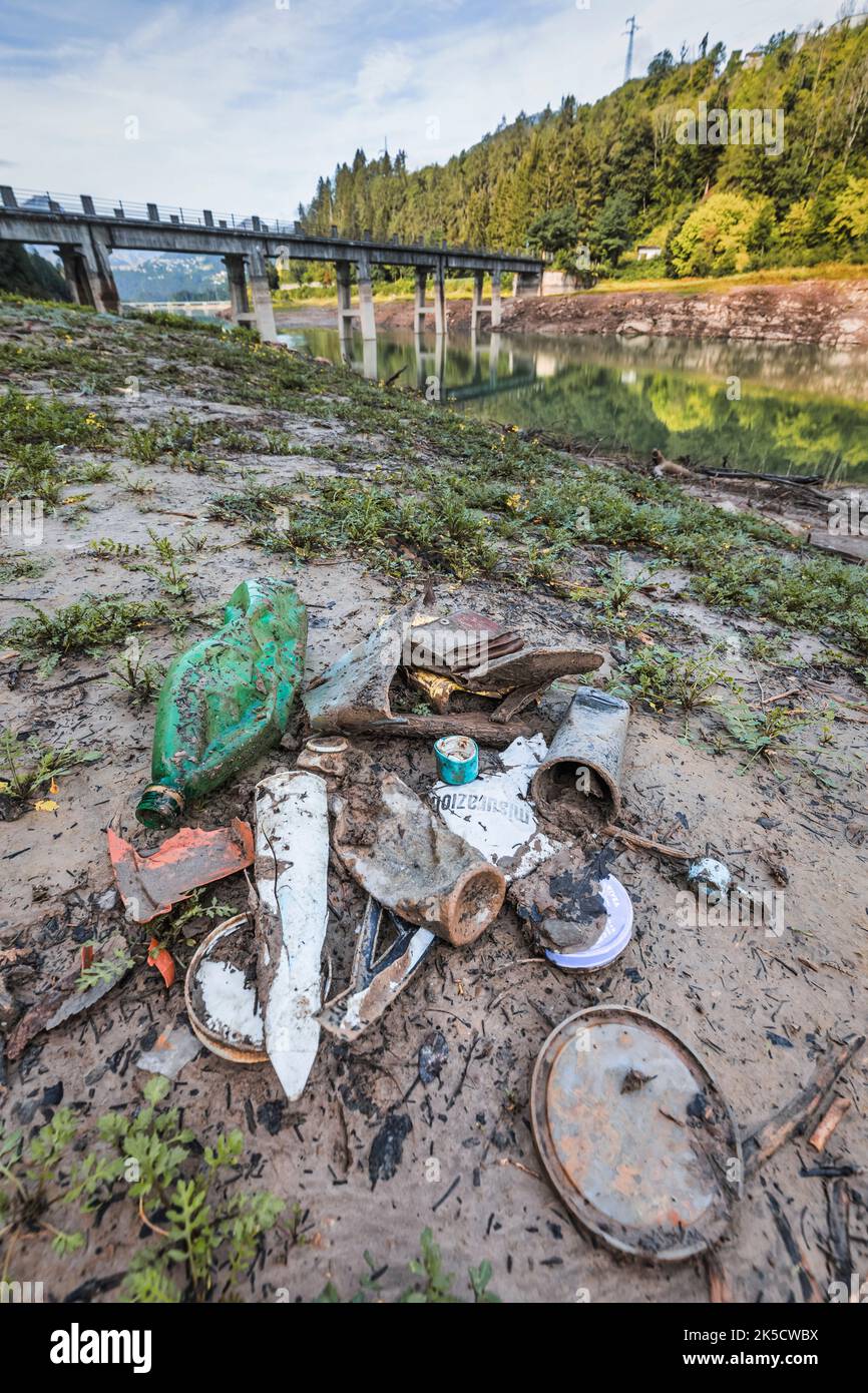 Italien, Venetien, Provinz Belluno, See Centro Cadore. Mit der Entnahme des Wassers aus dem See entstand eine Umweltverschmutzung durch Müll und Plastik Stockfoto