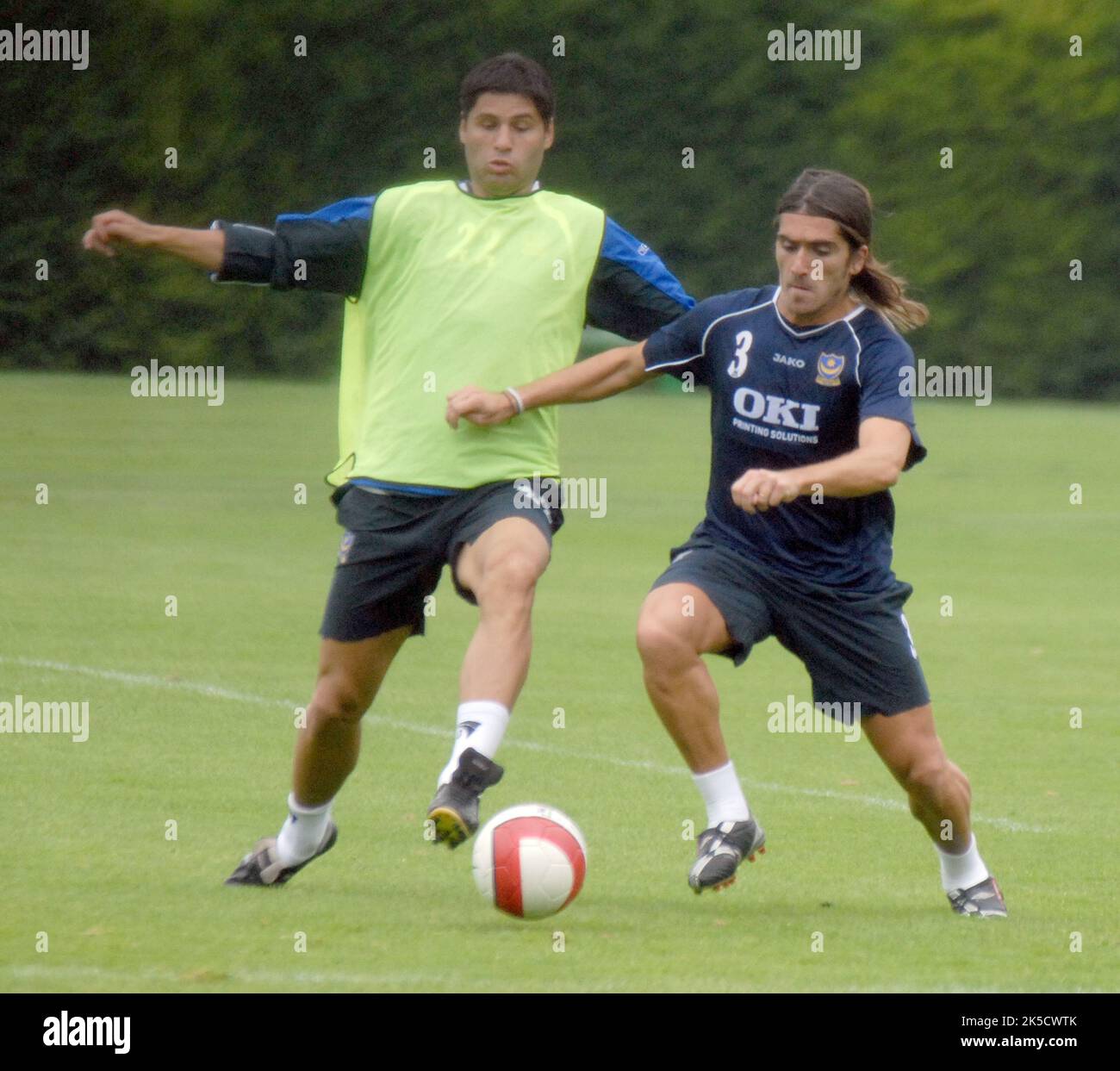 PORTSMOUTH'S PEDRO MENDES KEHRT NACH DEM BERÜCHTIGTEN INCIDENMT MIT MANCHESTER CITY'S BEN THATCHER ZUM TRAINING ZURÜCK UND WIRD VON STEFAN STEVANOVIC PIC MIKE WALKER, 2006, ANGEGANGEN Stockfoto