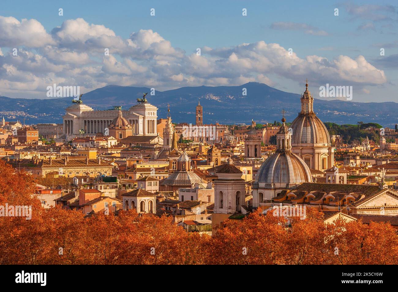 Herbst in Rom. Blick auf die alte Skyline der Ewigen Stadt mit herbstlich roten Blättern Stockfoto