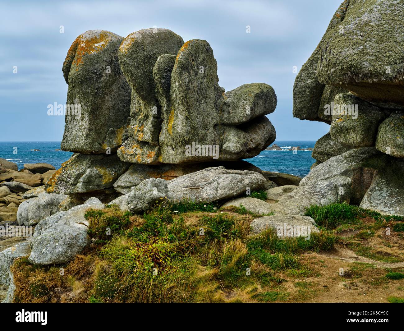 Atlantikküste bei Kerlouan, Bretagne, Frankreich Stockfoto