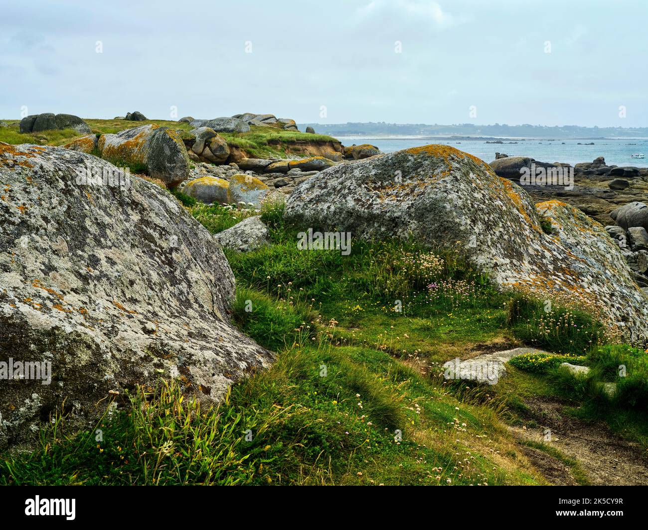 Atlantikküste bei Kerlouan, Bretagne, Frankreich Stockfoto