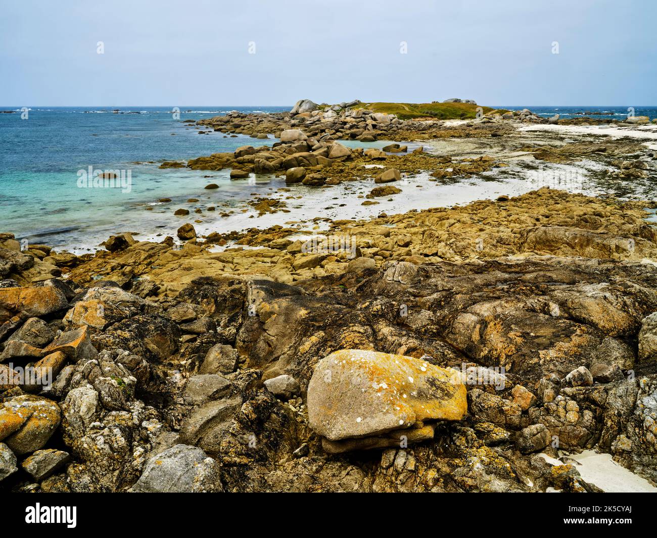Atlantikküste bei Kerlouan, Bretagne, Frankreich Stockfoto
