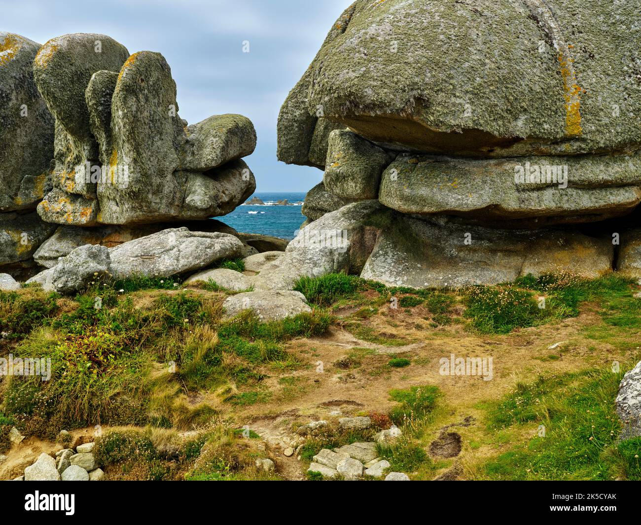 Atlantikküste bei Kerlouan, Bretagne, Frankreich Stockfoto