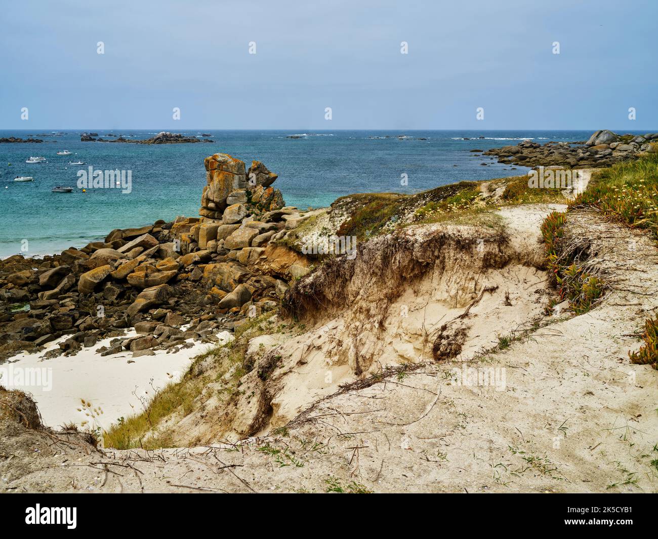 Atlantikküste bei Kerlouan, Bretagne, Frankreich Stockfoto