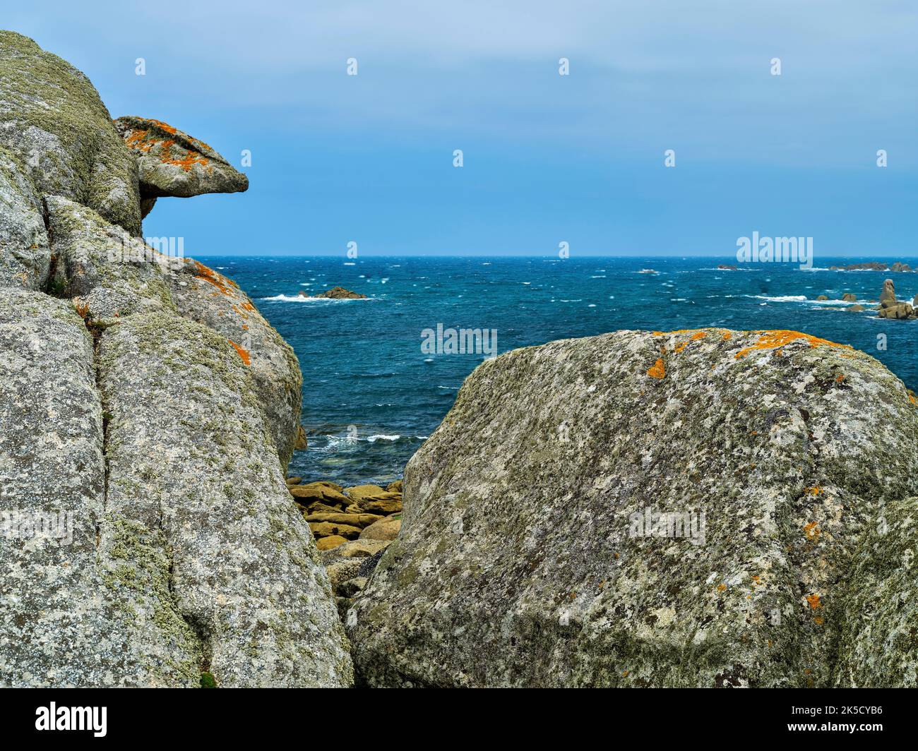 Atlantikküste bei Kerlouan, Bretagne, Frankreich Stockfoto