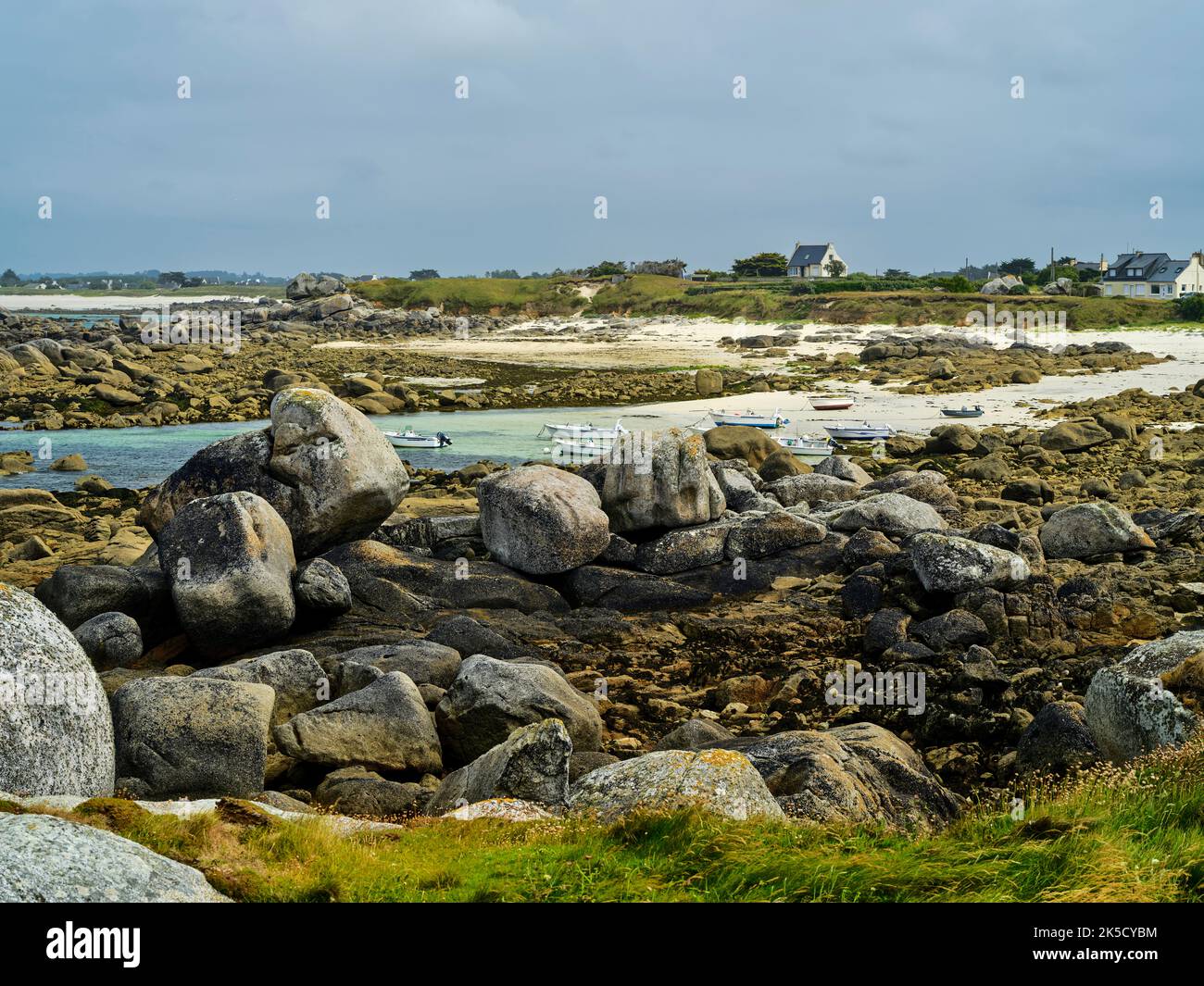 Atlantikküste bei Kerlouan, Bretagne, Frankreich Stockfoto