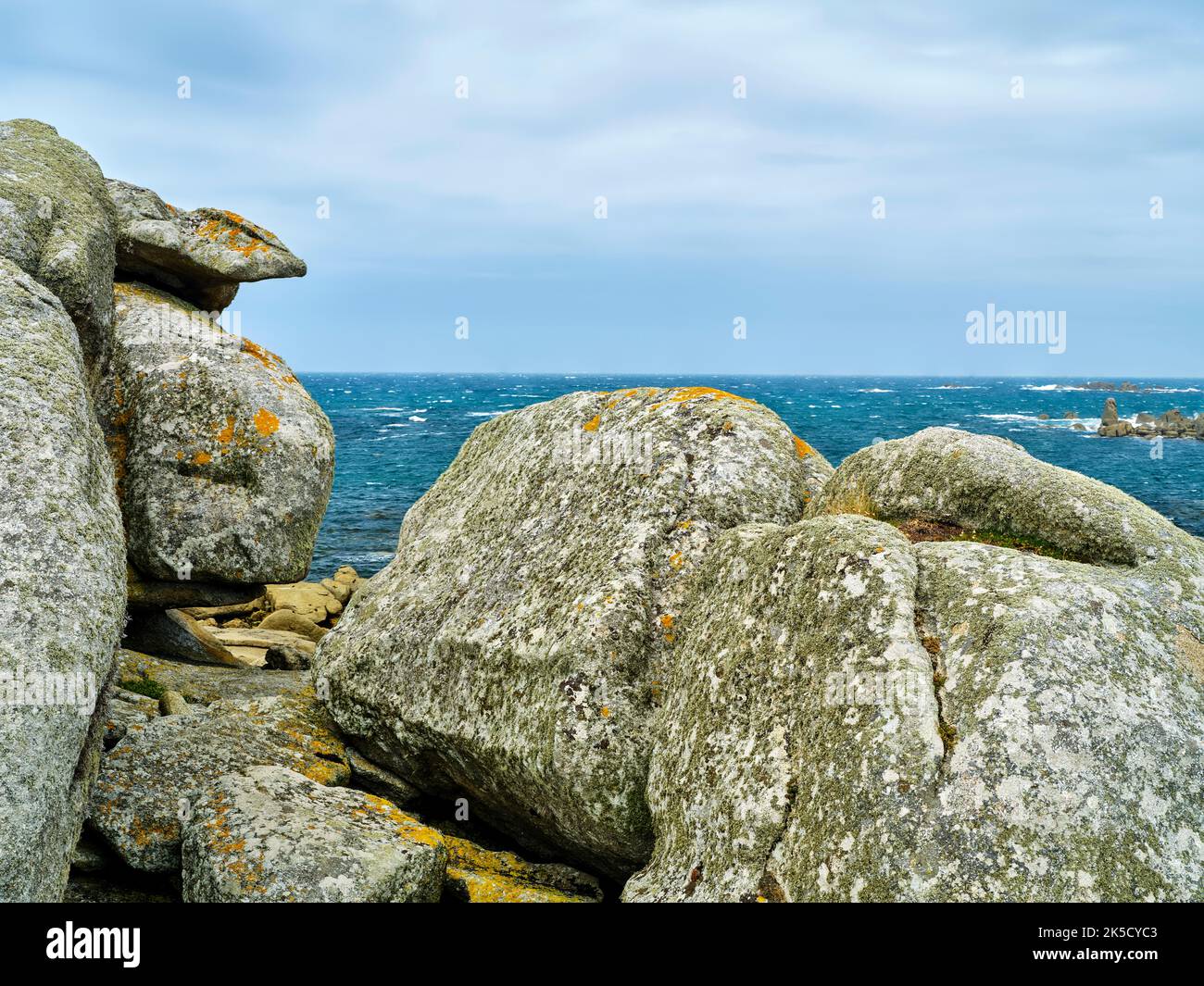 Atlantikküste bei Kerlouan, Bretagne, Frankreich Stockfoto