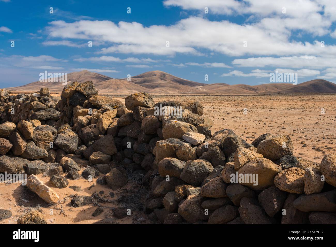 Eine typische desertische Umgebung der Insel Fuerteventura Stockfoto