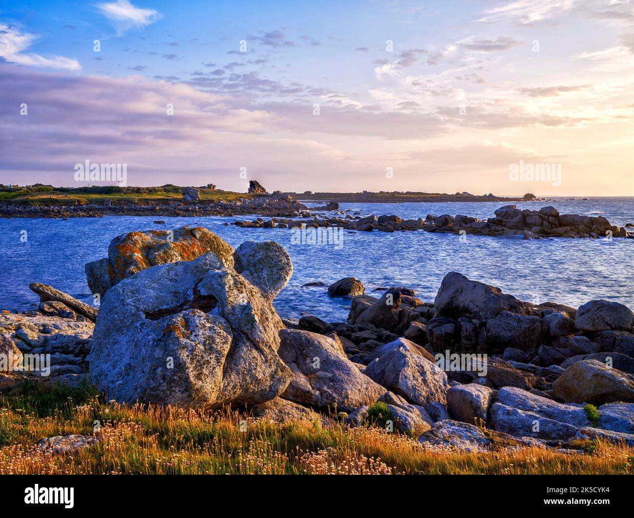 An der Atlantikküste bei Plouescat, Bretagne, Frankreich Stockfoto