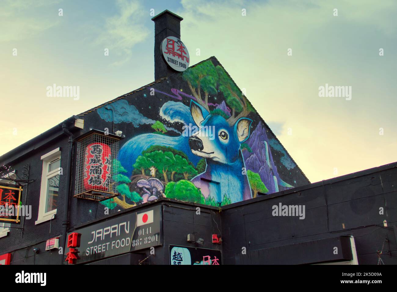 Japan Street Food Restaurant zum Mitnehmen mit japanischen Wandmalereien Paisley, Schottland, Großbritannien Stockfoto