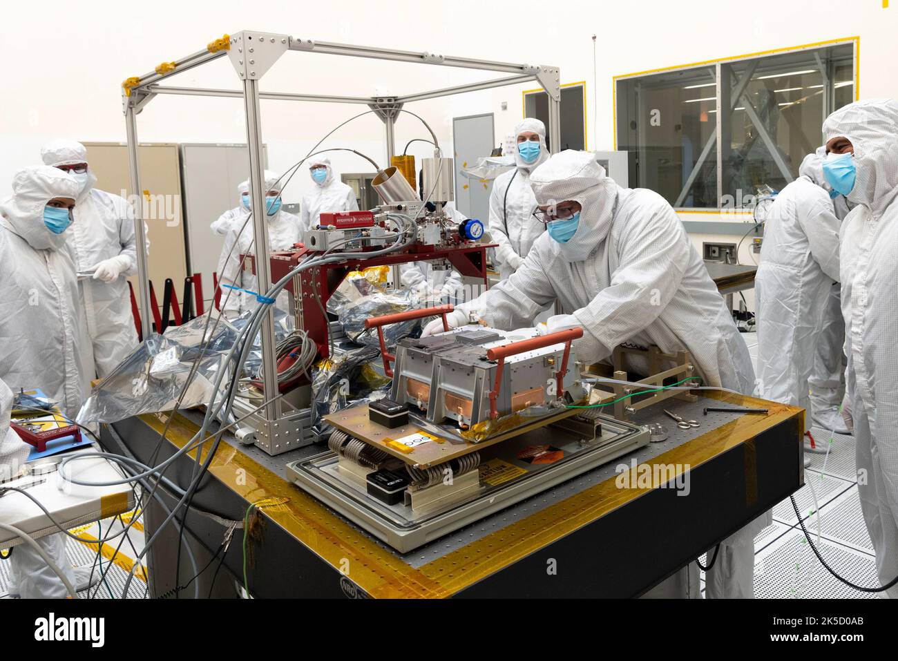 Ingenieure und Techniker untersuchen und testen die ersten wissenschaftlichen Instrumente der NASA-Gesellschaft Europa Clipper, die an das Jet Propulsion Laboratory der Agentur in Südkalifornien geliefert werden. Der ultraviolette Spektrograph, genannt Europa-UVS und geleitet vom Southwest Research Institute in San Antonio, Texas, wird in der Phase der Mission, die Montage-, Test- und Startoperationen genannt wird, in das Raumschiff integriert. Europa-UVS ist Teil einer Nutzlast von neun wissenschaftlichen Instrumenten an Bord von Europa Clipper. Auf diesem Foto, das im Februar 2022 aufgenommen wurde, sehen Sie links die kundenspezifischen Prüfgeräte des Instruments, wi Stockfoto