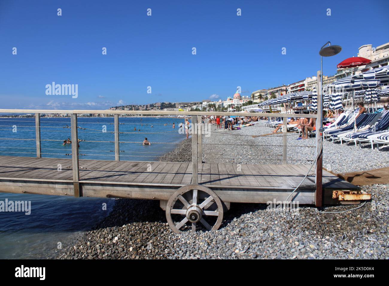 Sommeransicht des Strandes von Ruhl Plage an der Promenade des Anglais in Nizza an der Côte d'Azur in Südfrankreich. Stockfoto