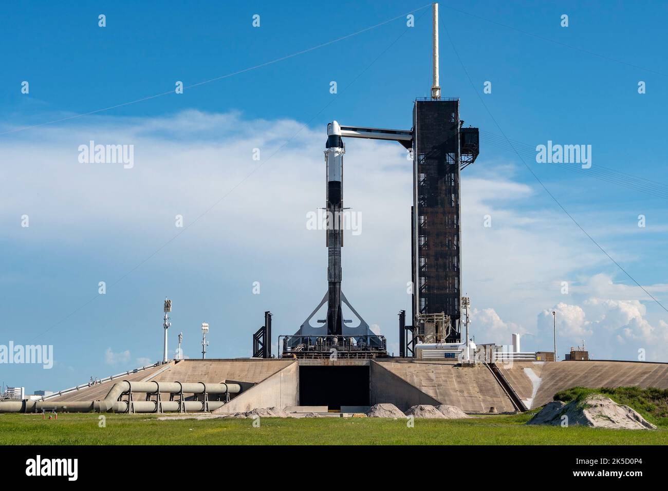 Eine SpaceX Falcon 9-Rakete mit der Cargo Dragon-Raumsonde des Unternehmens wird am 12. Juli 2022 im Launch Complex 39A des NASA Kennedy Space Center in die Vertikale gehoben, um den Start der kommerziellen Nachversorgung der Internationalen Raumstation 25. vorzubereiten. Die Mission wird der Crew an Bord des Orbiting-Labors neue wissenschaftliche Untersuchungen, Lieferungen und Ausrüstung liefern. Der Start vom Kennedy Launch Complex 39A ist für Donnerstag, den 14. Juli, um 8:44 Uhr EDT geplant. Stockfoto